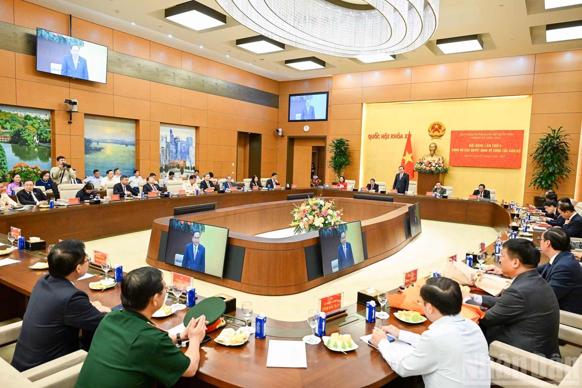 Panorama de la reunión efectuada en la sede del Parlamento.