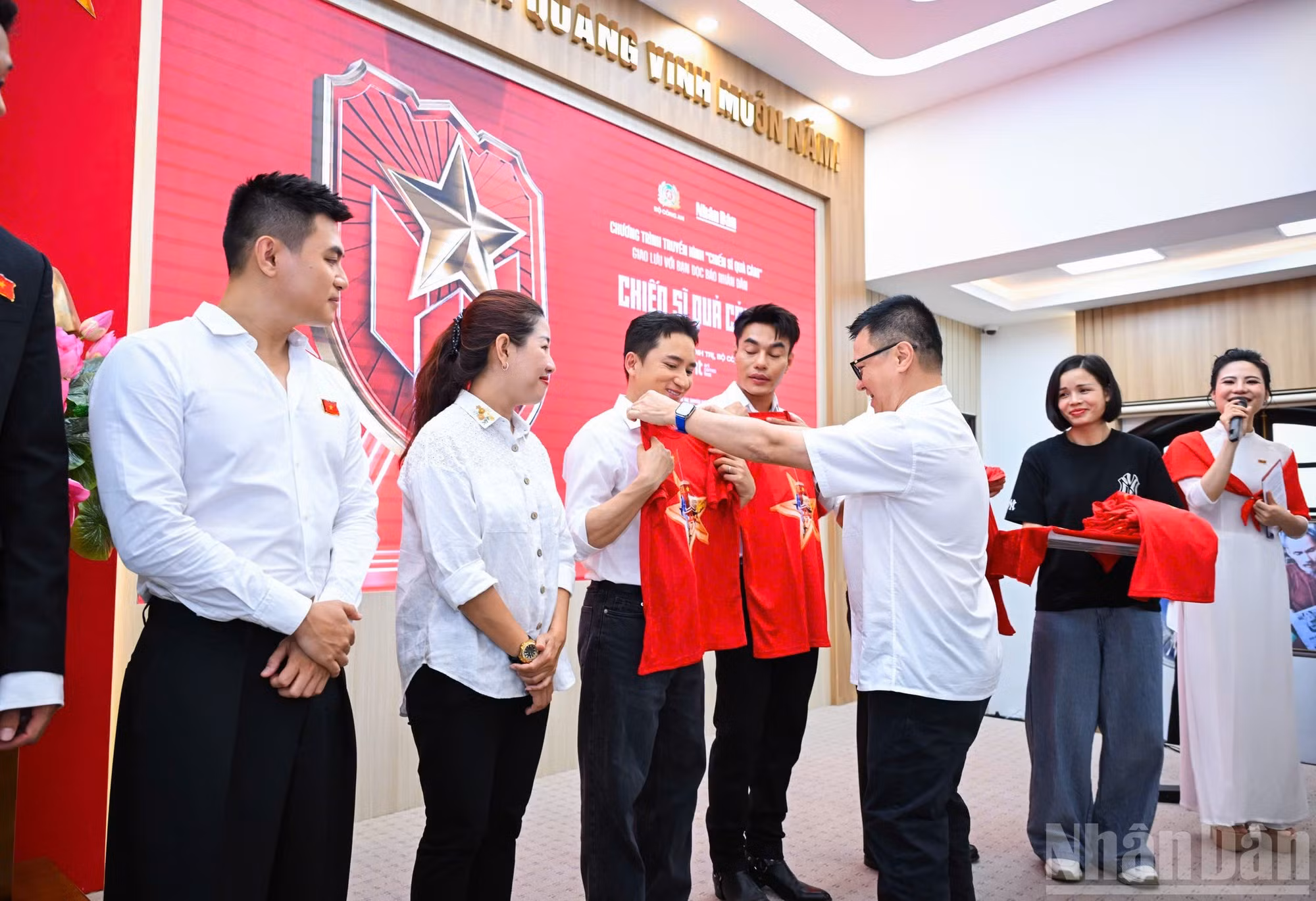 Le Quoc Minh entrega recuerdos al equipo de producción del programa.