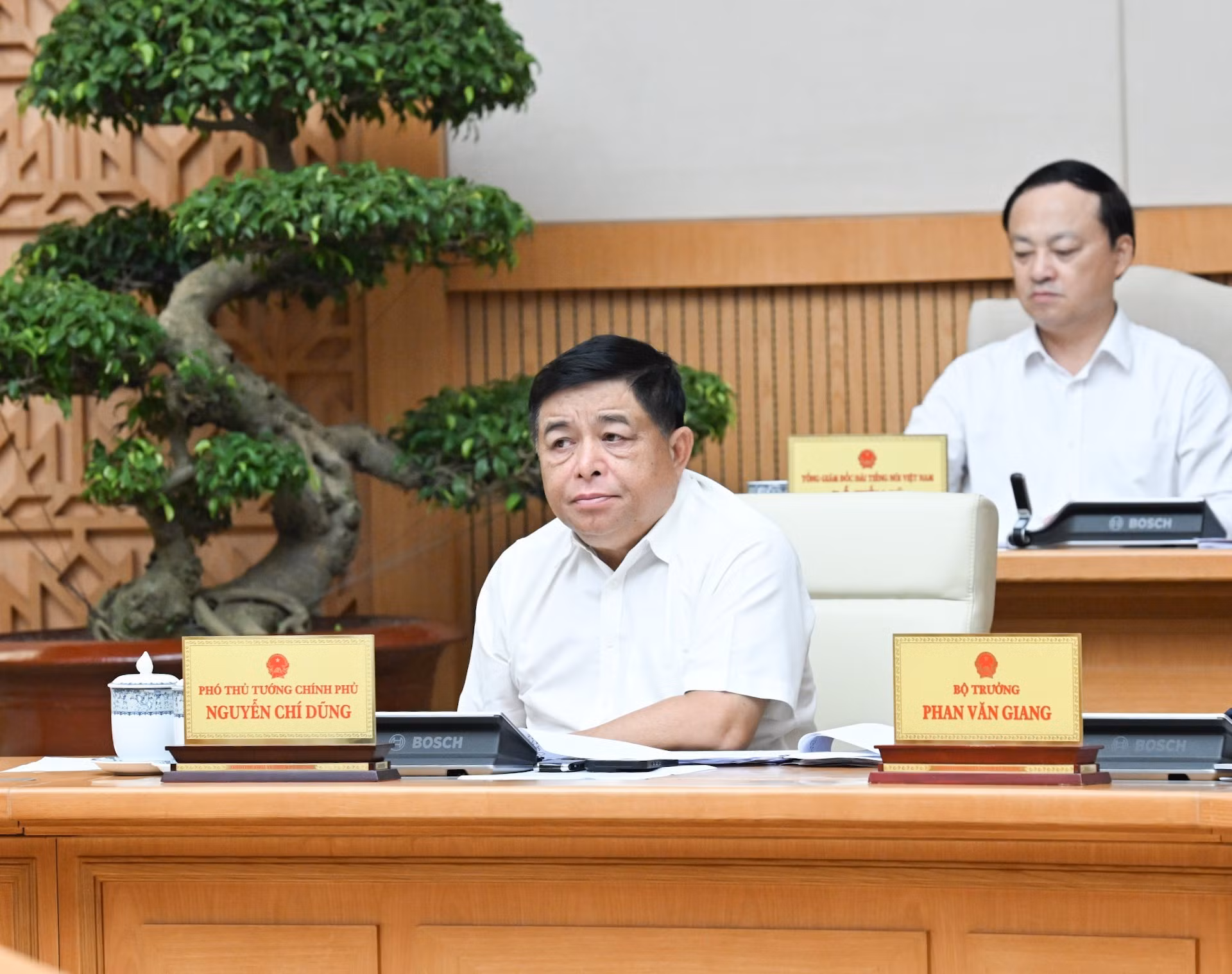 El viceprimer ministro Nguyen Chi Dung conduce la reunión.