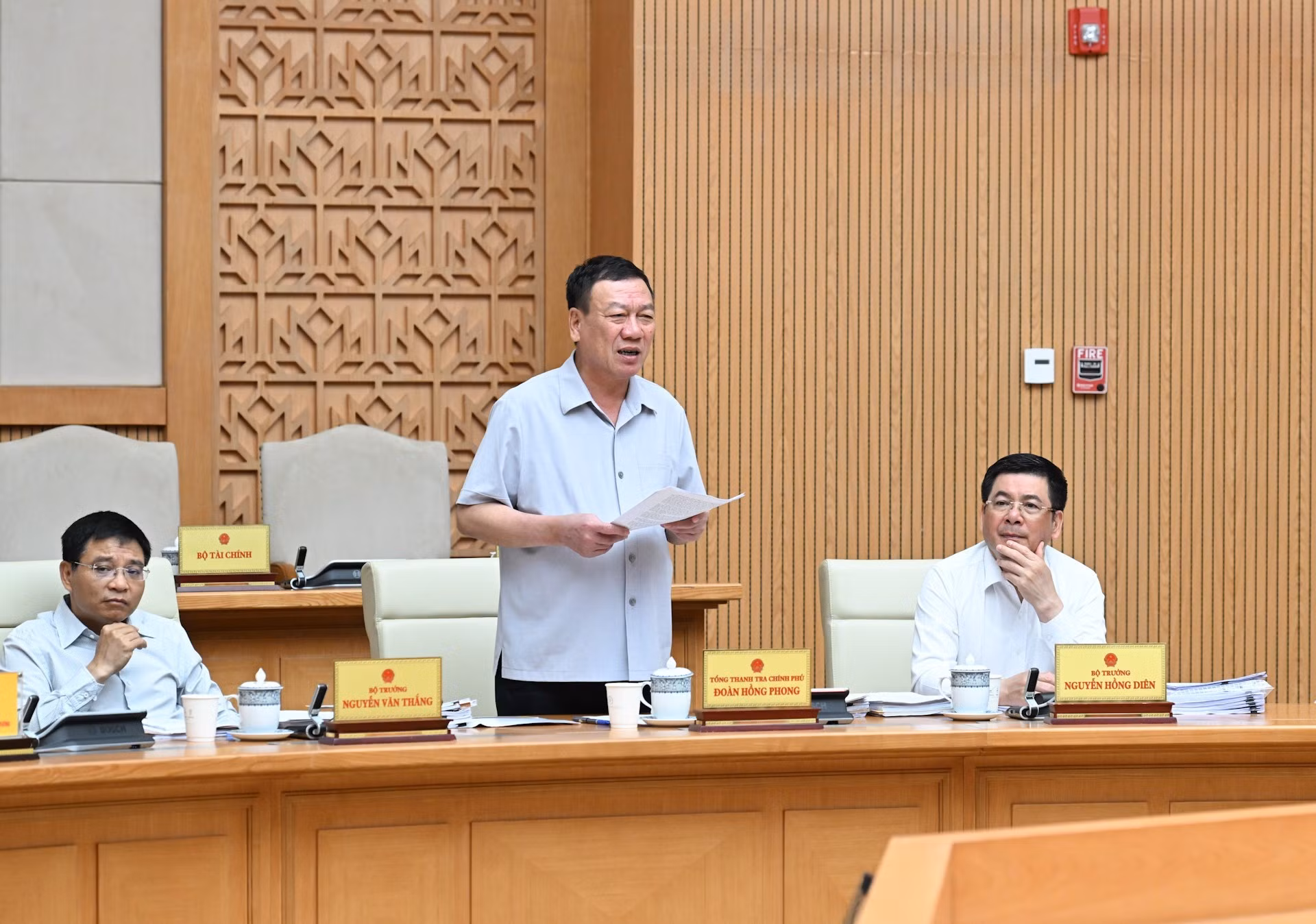 El inspector general del Gobierno, Doan Hong Phong, habla en la cita.
