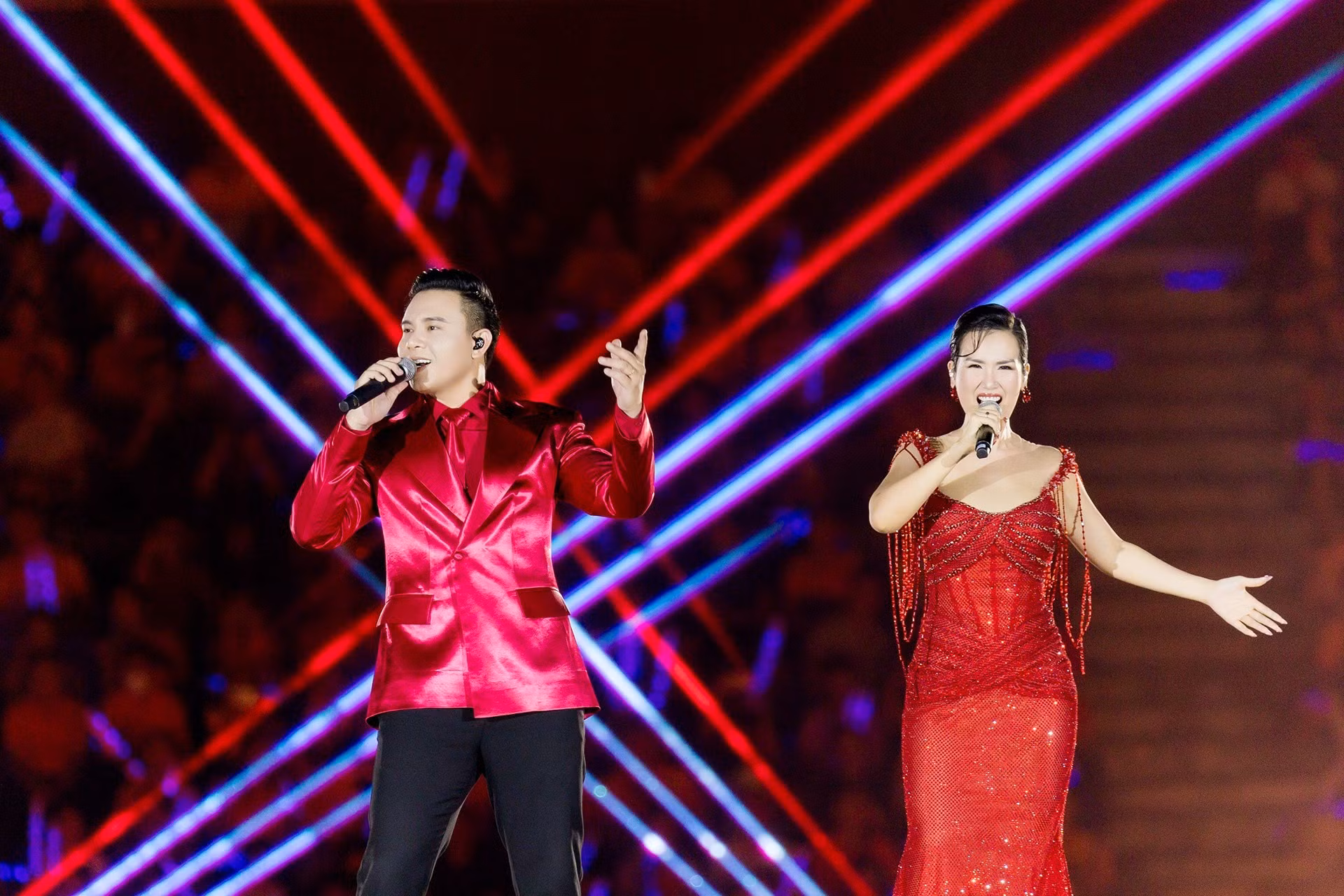 Los cantantes Dong Hung y Vo Ha Tram ofrecen una interpretación conjunta de un mashup de tres canciones: El camino que seguimos, Un gran abrazo fraternal y Imparable.