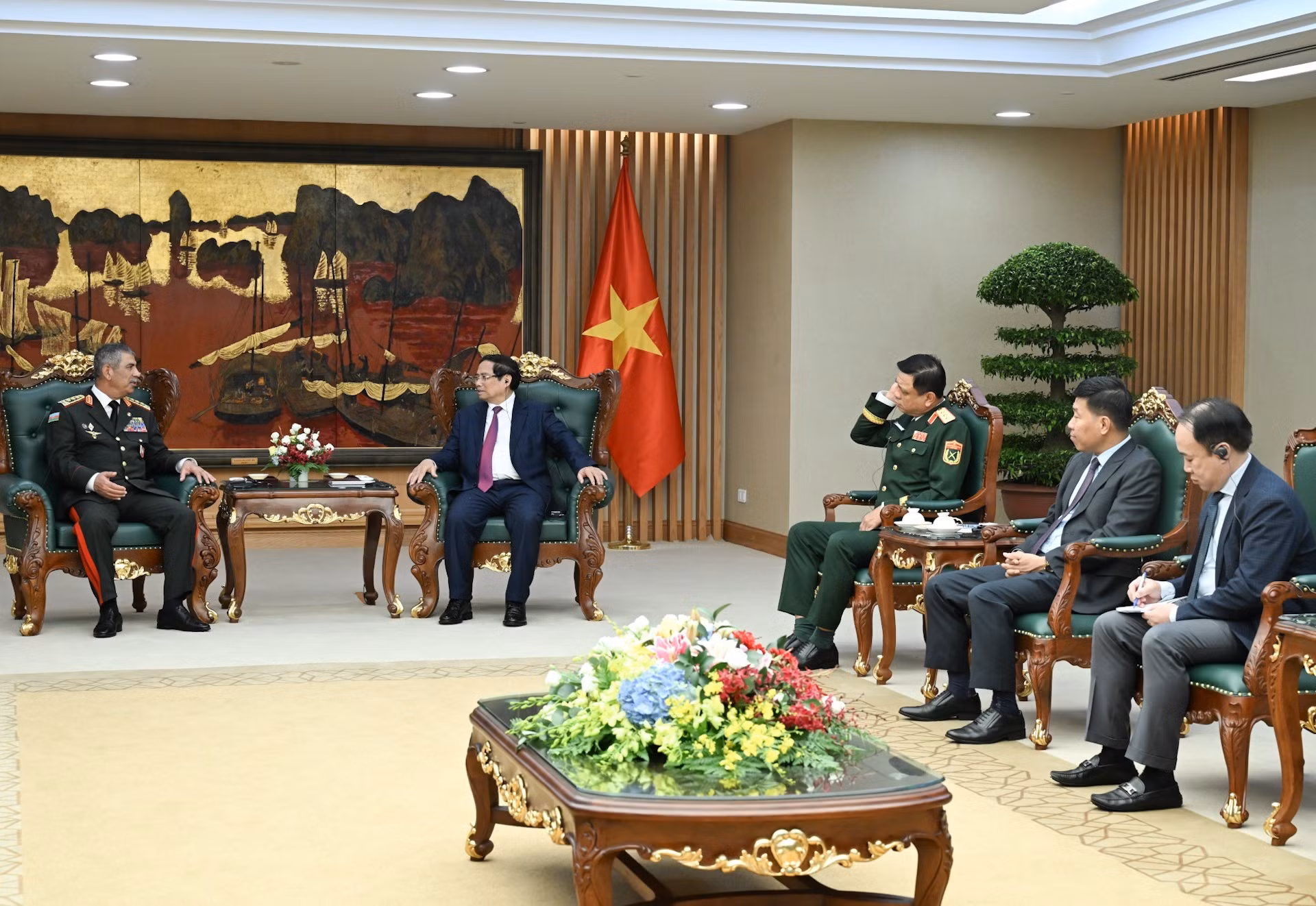 Representantes de ministerios y órganos del Gobierno de Vietnam en la reunión.