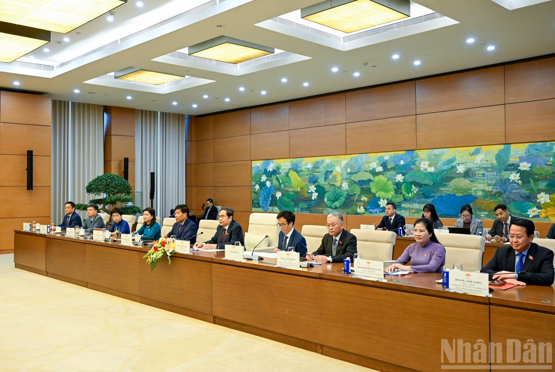 El presidente del Parlamento, Tran Thanh Man, y diputados vietnamitas en la reunión.