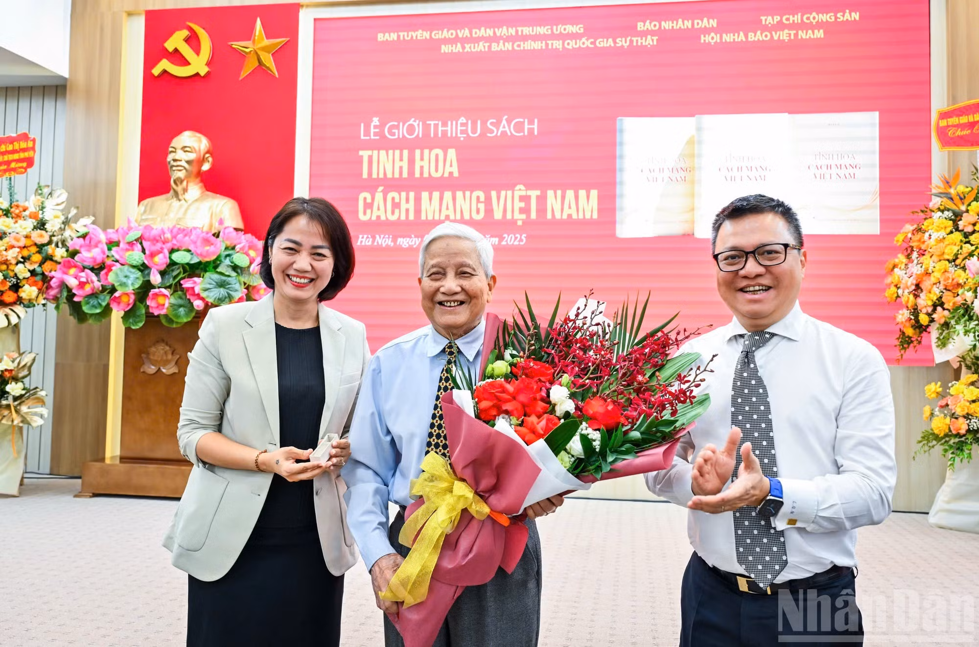 El periodista Ha Dang entrega objetos históricos relacionados con el Periódico Nhan Dan al Museo de la Prensa de Vietnam.