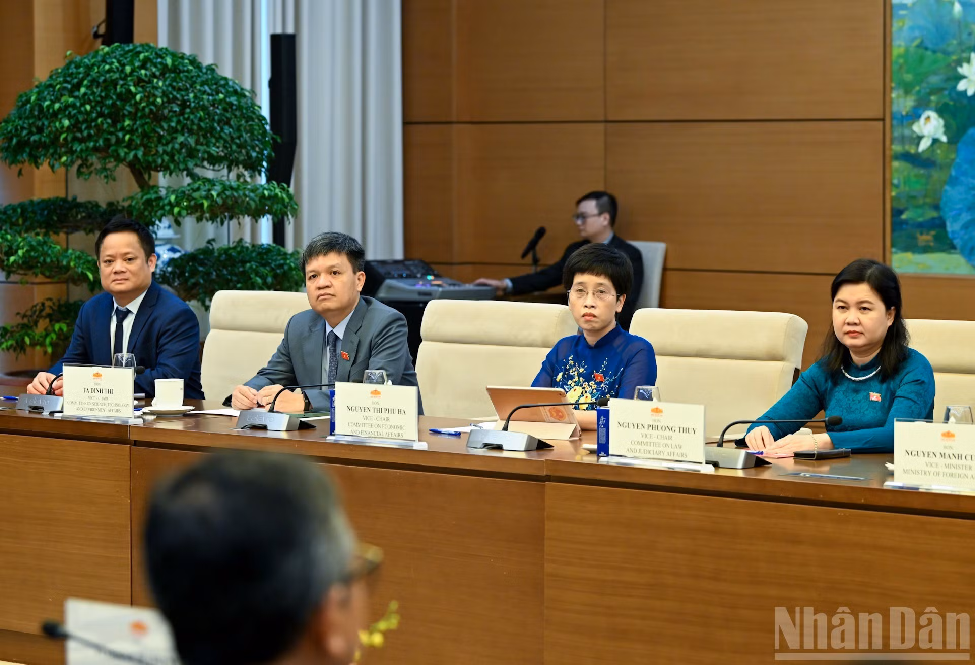 Diputados vietnamitas en el encuentro.
