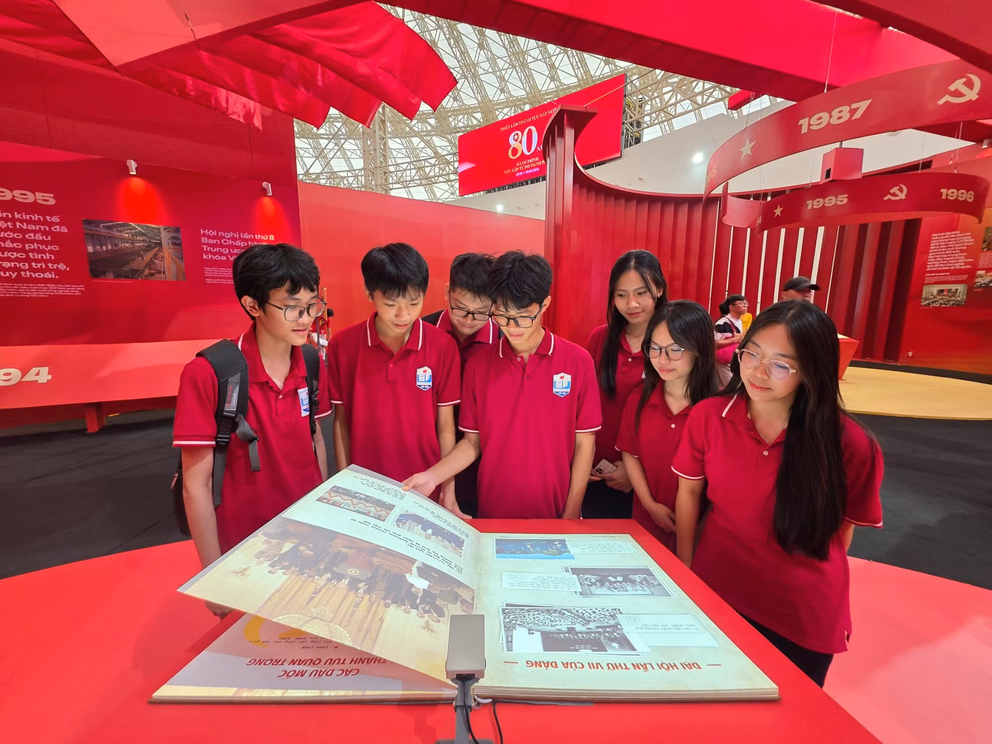 Los alumnos de la escuela preuniversitaria Ly Thuong Kiet, en Hanói, exploran con entusiasmo los libros interactivos.