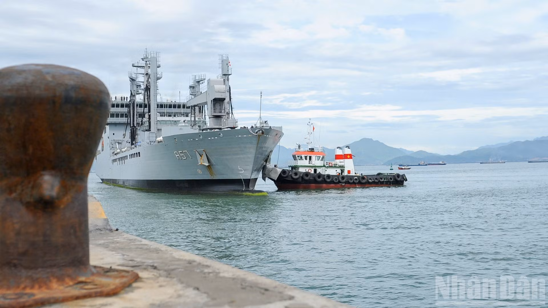 El buque INS Delhi atraca en el puerto de Tien Sa, iniciando su visita amistosa a Da Nang.