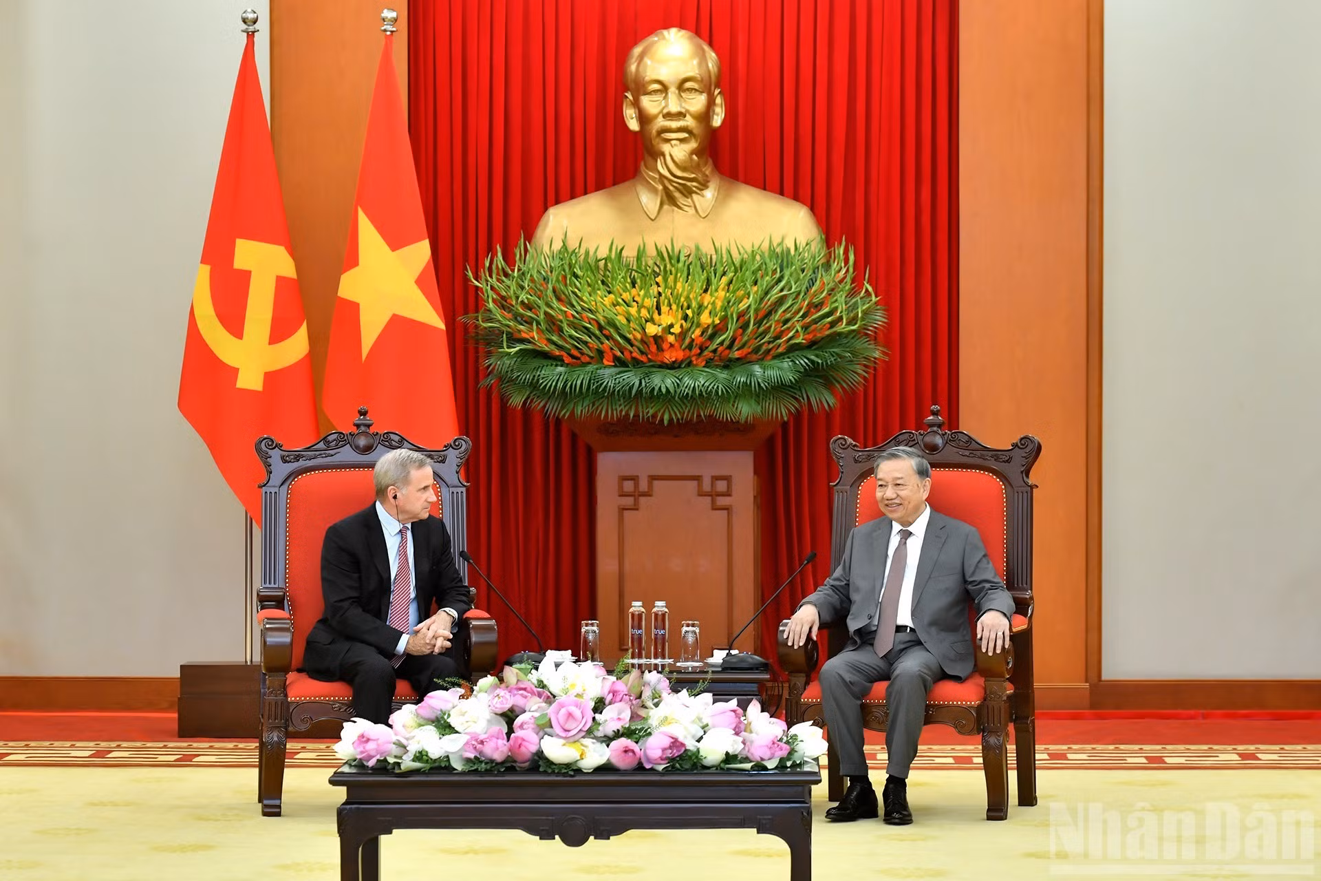 El líder partidista vietnamita recibe a Alex Rogers.