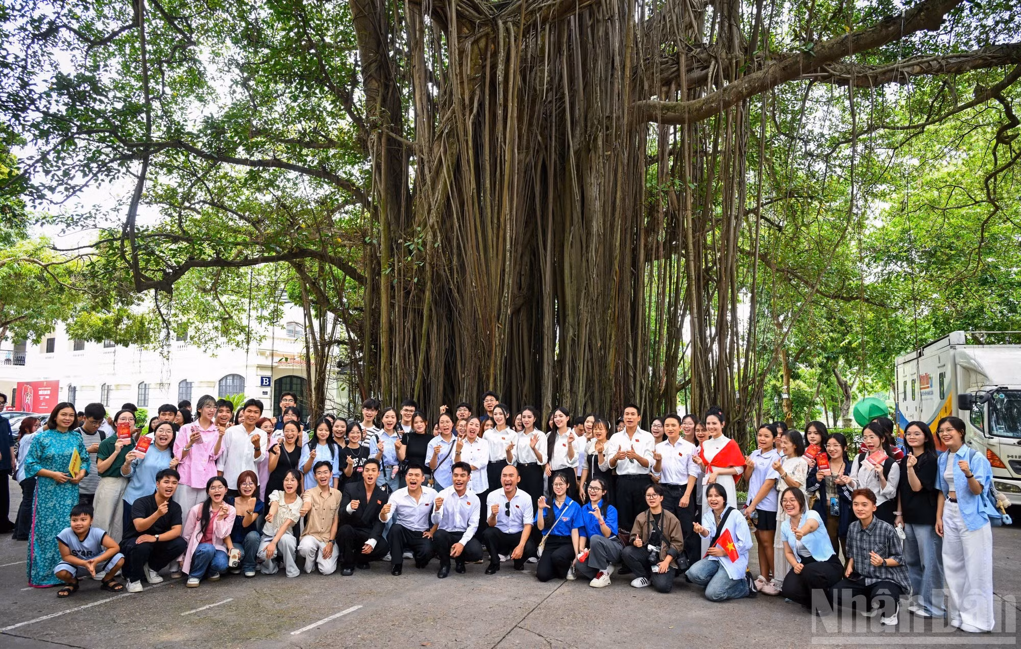 El evento atrae a numerosos lectores de Nhan Dan y seguidores del programa “Soldados Valientes”.
