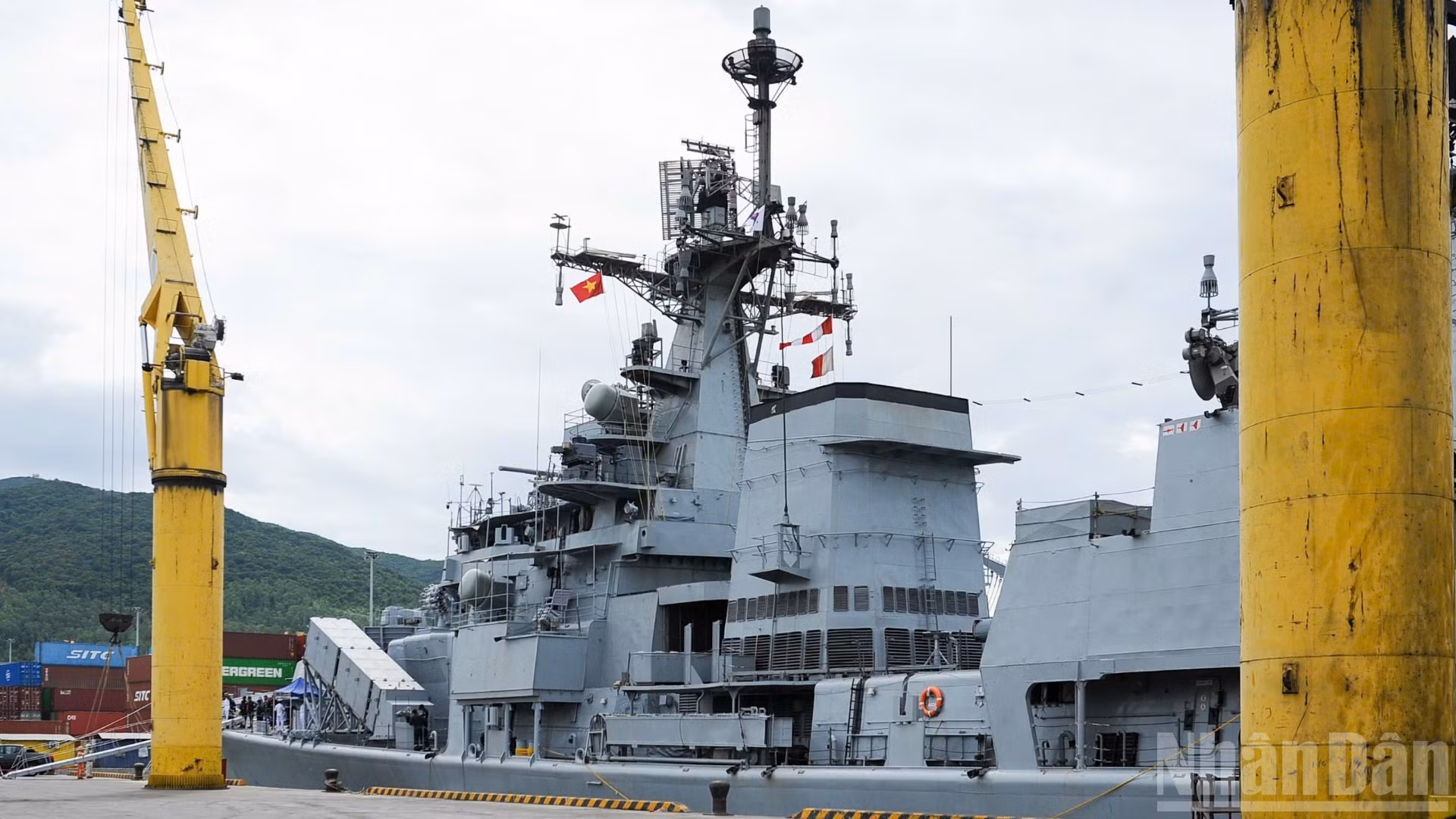 La flotilla encabezada por el destructor INS Delhi, de la Armada de la India.