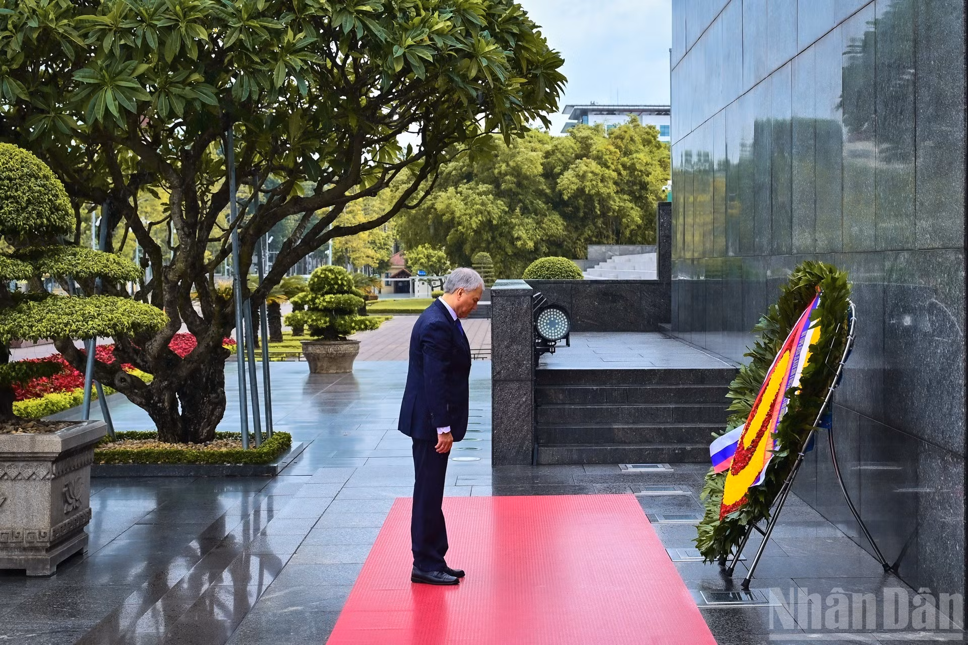 Vyacheslav Volodin coloca la ofrenda floral en homenaje al Presidente Ho Chi Minh.