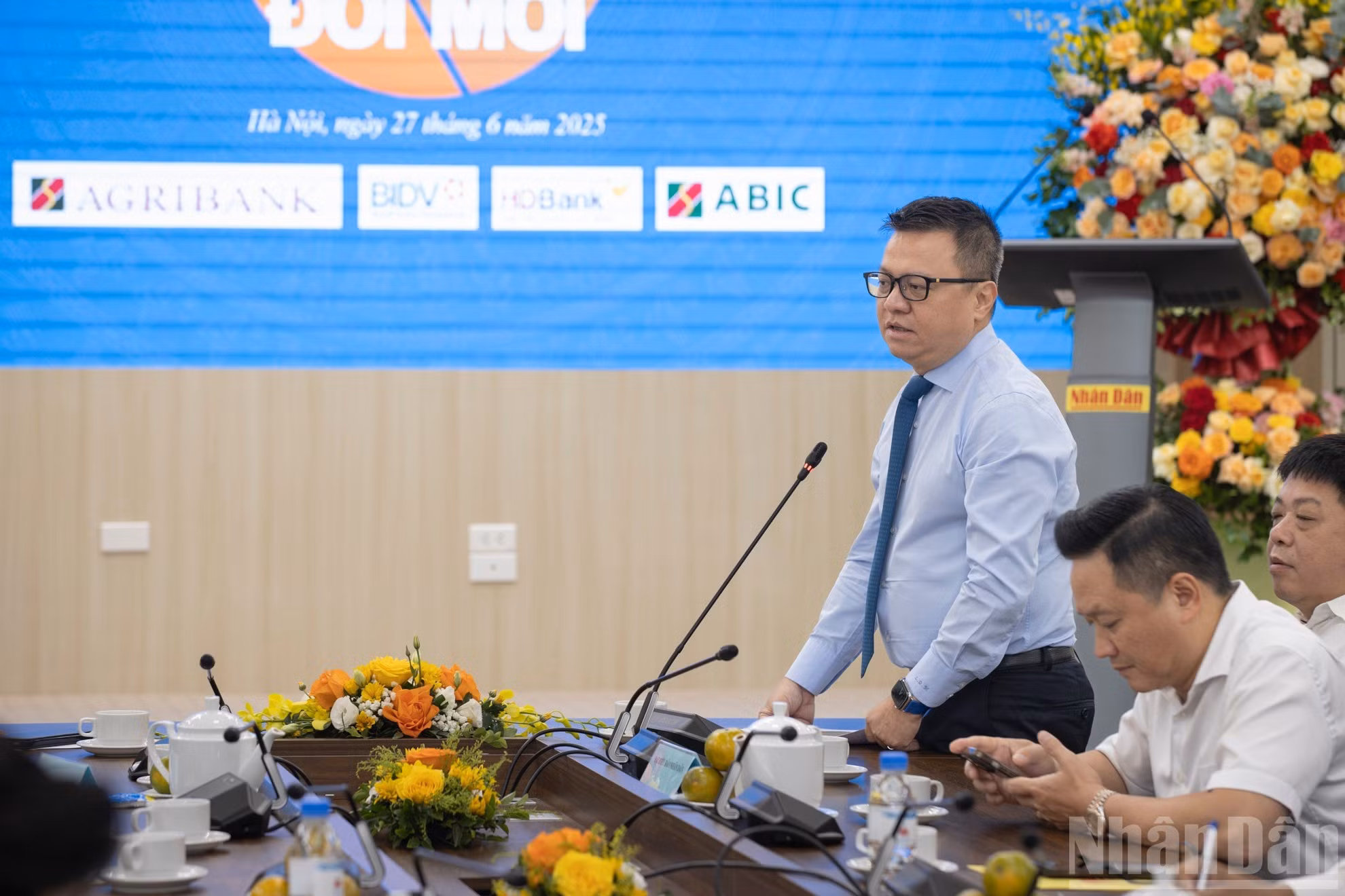 Le Quoc Minh ofrece información sobre el concurso.