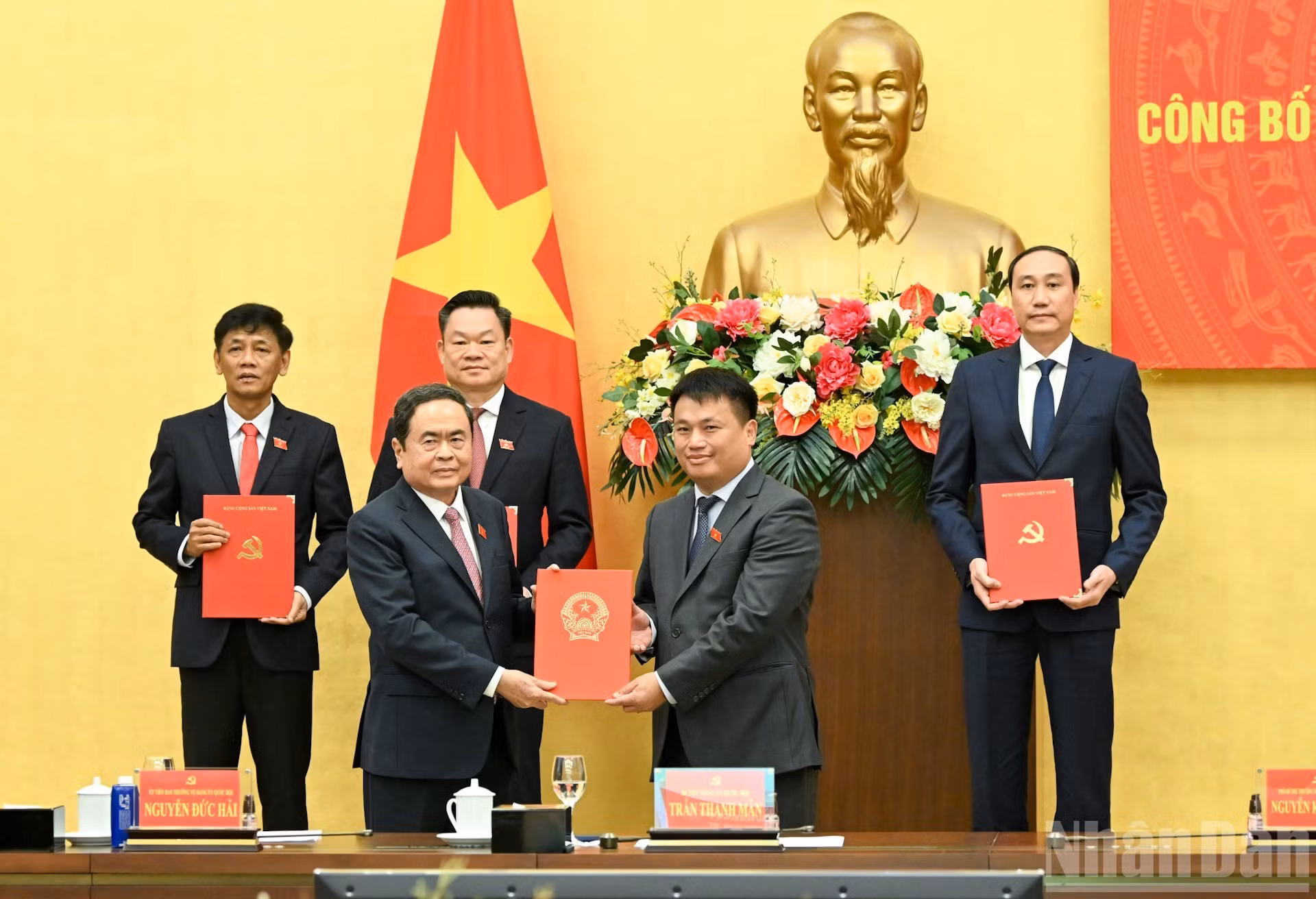 El presidente del Parlamento entrega la decisión a Dang Ngoc Huy.