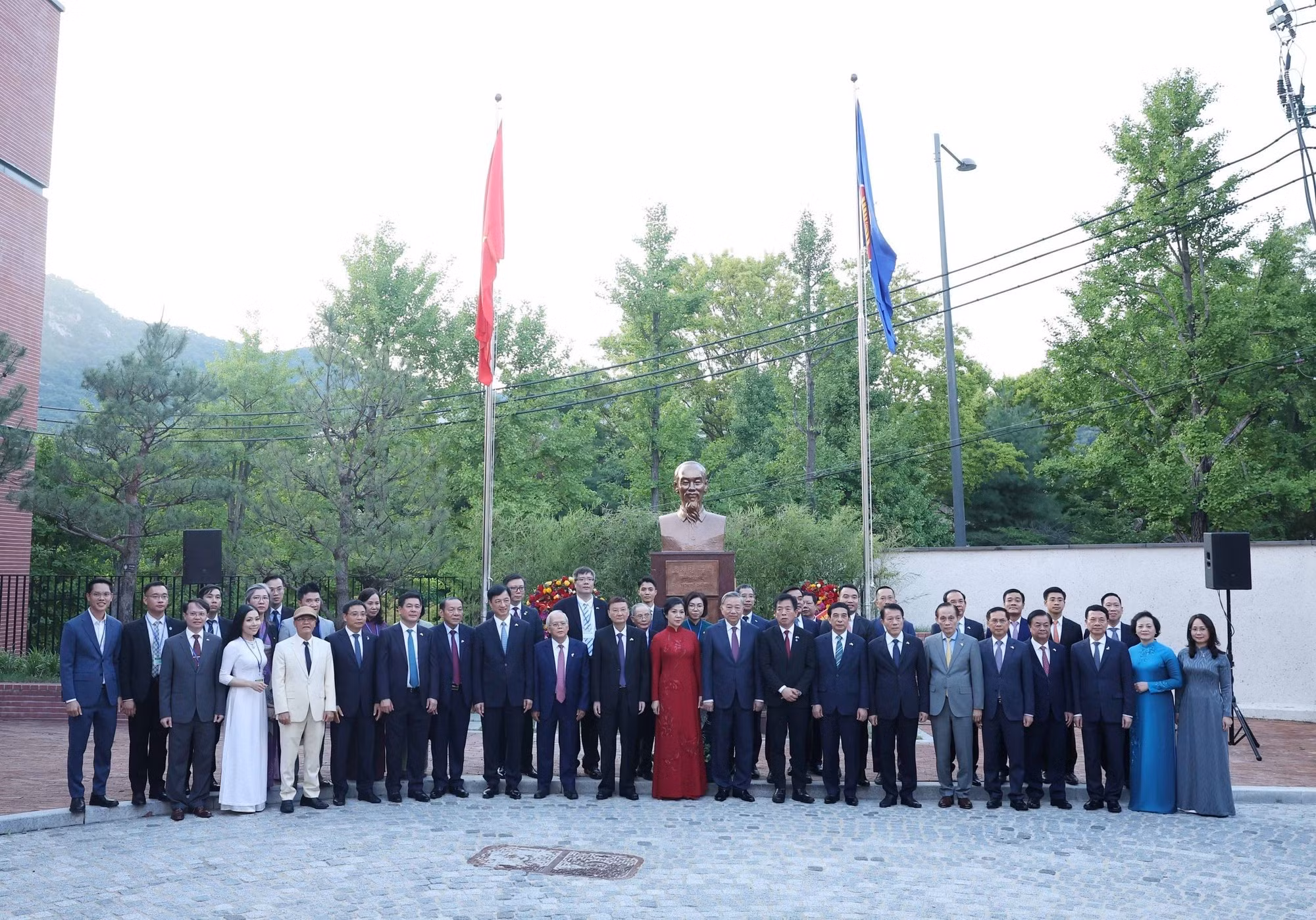 El máximo dirigente partidista vietnamita y su cónyuge asisten en la ceremonia. (Foto: VNA)