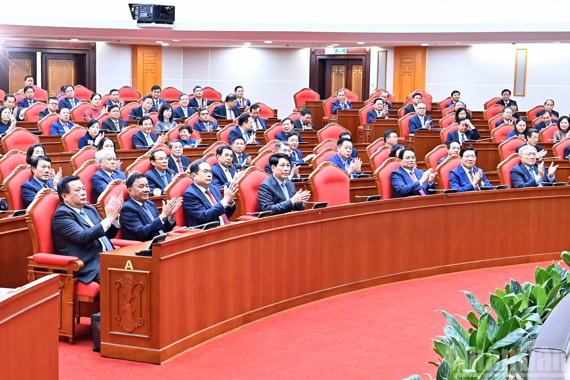 Dirigentes del Partido y del Estado, junto con los delegados, asisten a la sesión de clausura del pleno.