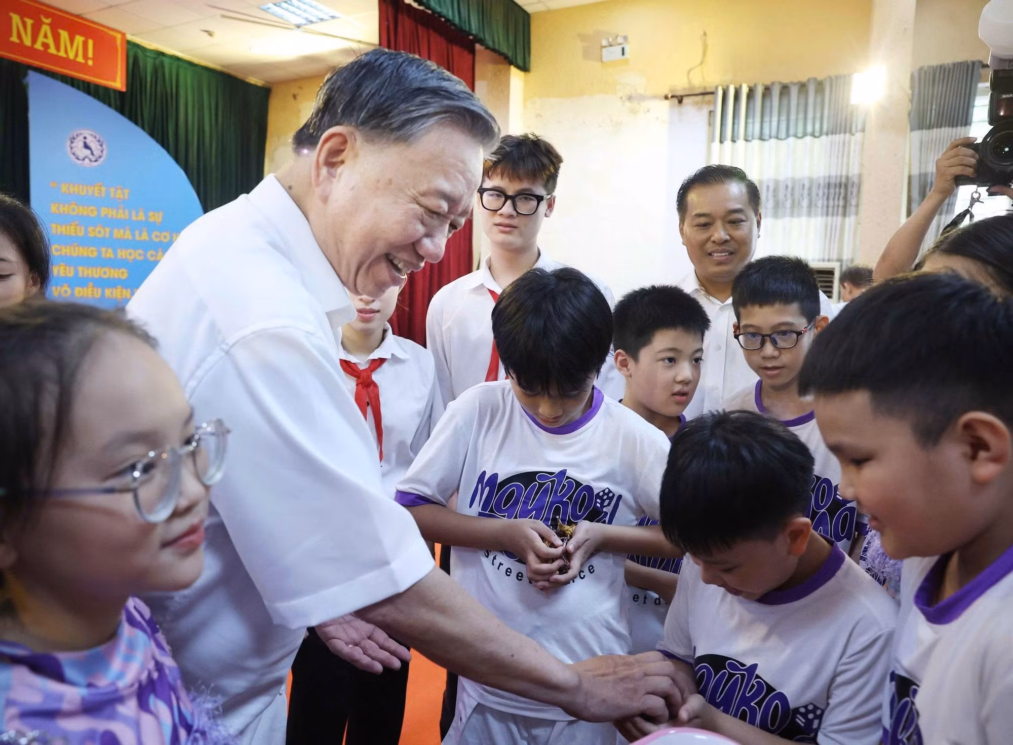 To Lam entrega obsequios a los alumnos. (Foto: Thong Nhat/VNA)