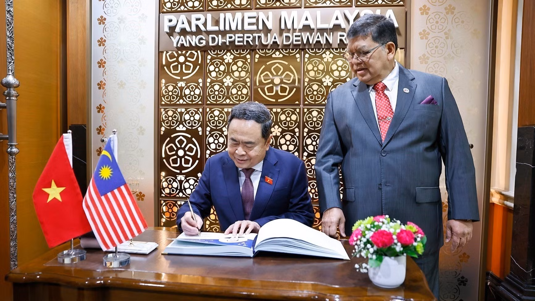 El presidente de la ANV, Tran Thanh Man, firma el libro de honor. (Foto: Doan Tan/VNA)