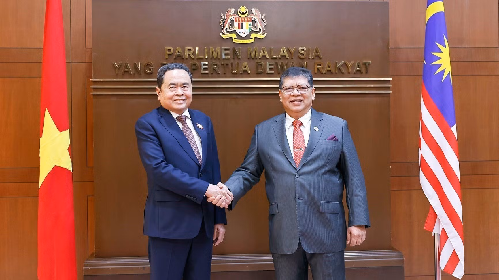 El presidente de la Cámara de Representantes de Malasia, Tan Sri Dato’ Johari bin Abdul, recibe al presidente de la ANV, Tran Thanh Man. (Foto: Doan Tan/VNA)