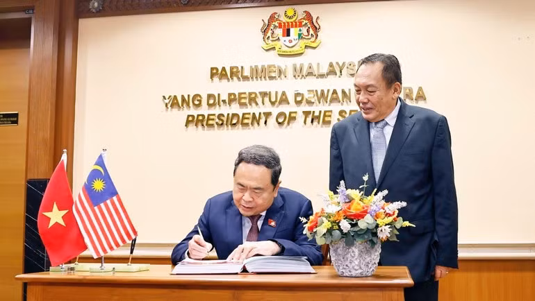 El presidente de la ANV, Tran Thanh Man, firma el libro de honor. (Foto: Doan Tan/VNA)