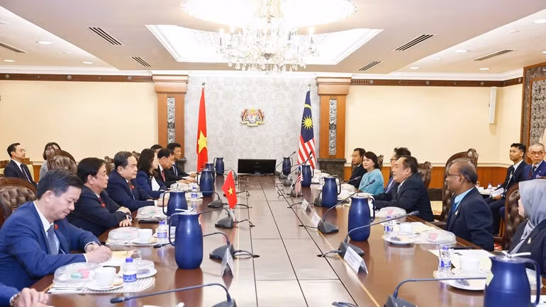 El presidente de la ANV, Tran Thanh Man, mantiene conversaciones con el presidente del Senado de Malasia, Dato' Awang Bemee Awang Ali Basah. (Foto: Doan Tan/VNA)