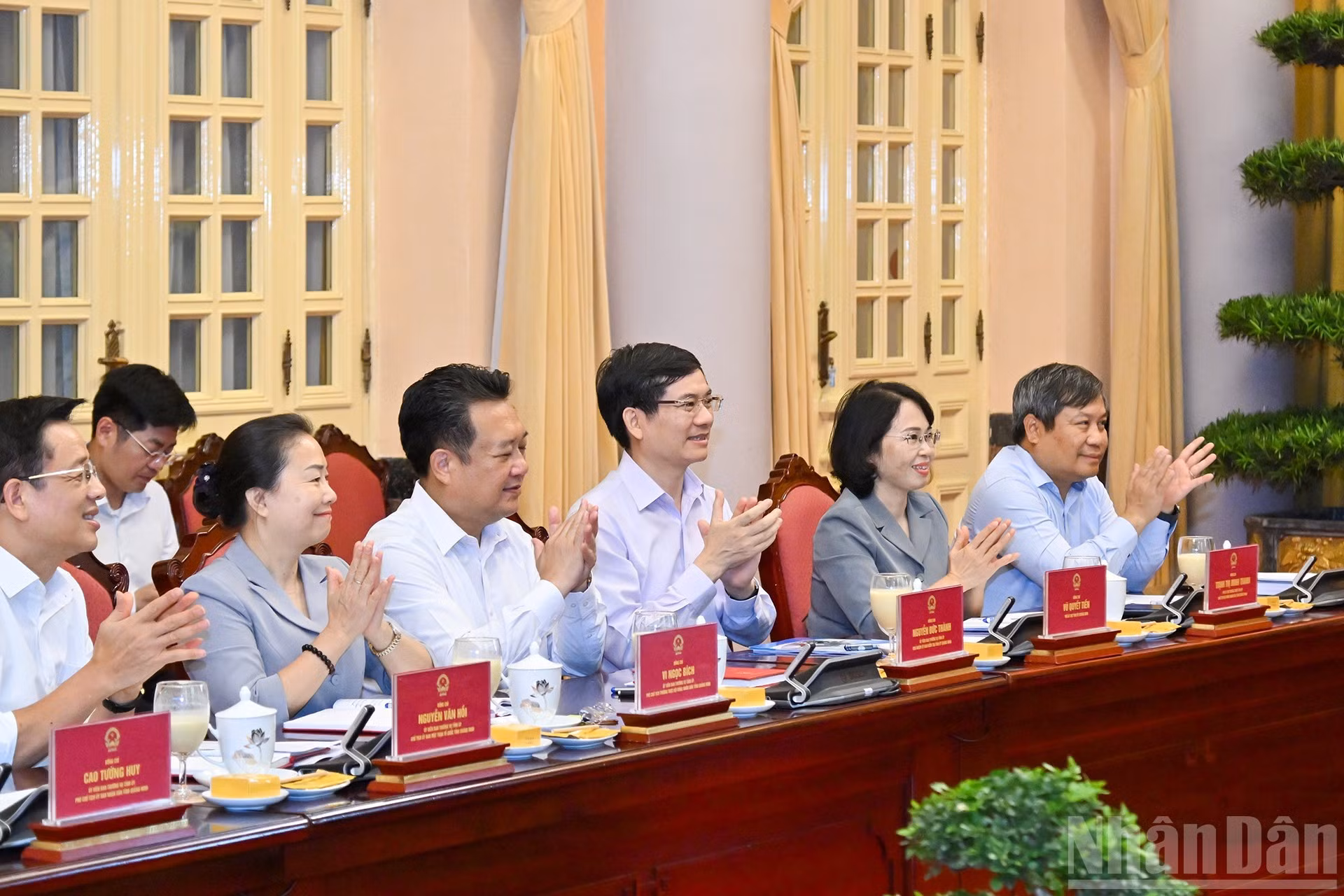 El secretario del Comité partidista de Quang Ninh, Vu Dai Thang, y otros dirigentes provinciales en el evento.