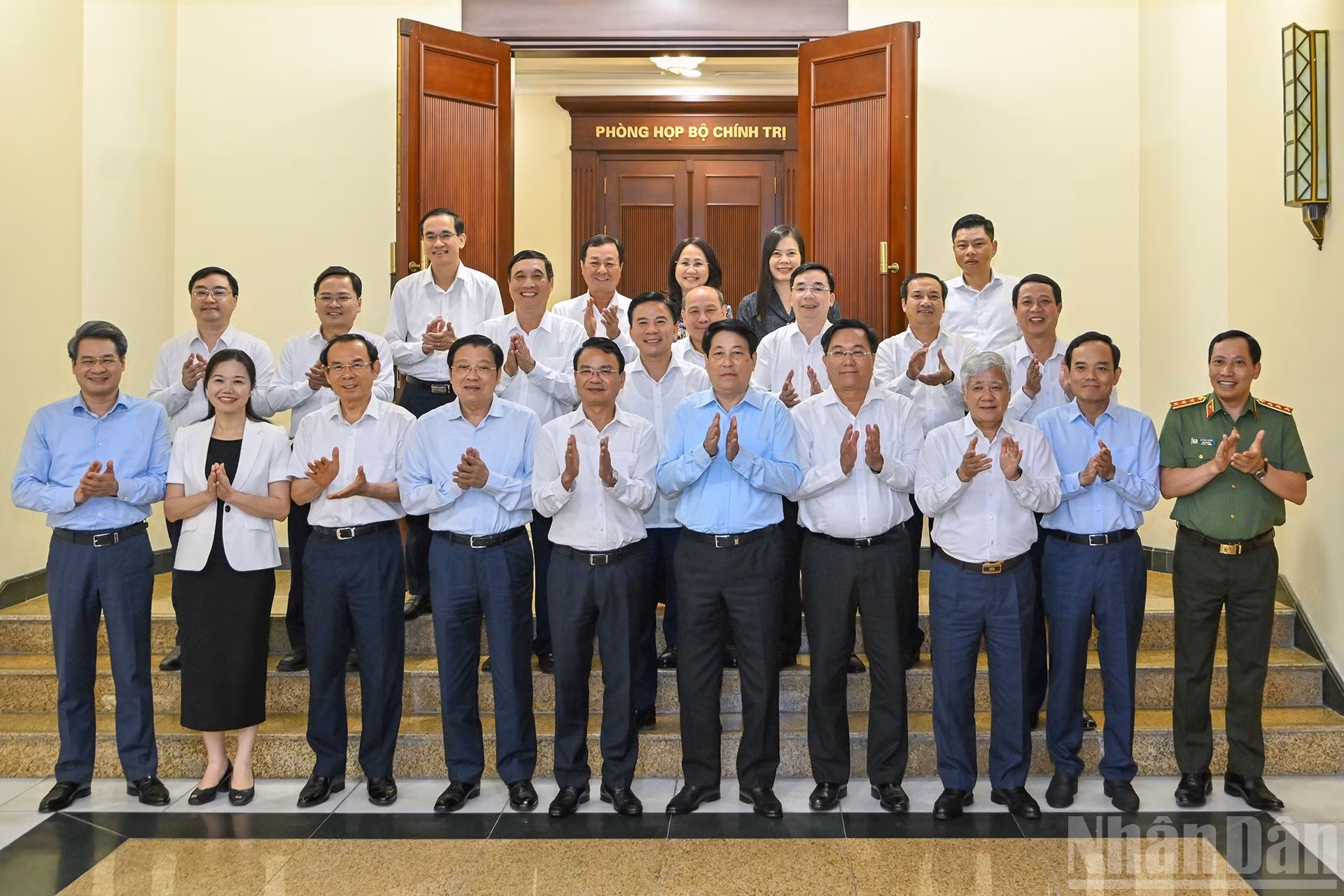 El presidente Luong Cuong y los delegados en la reunión.