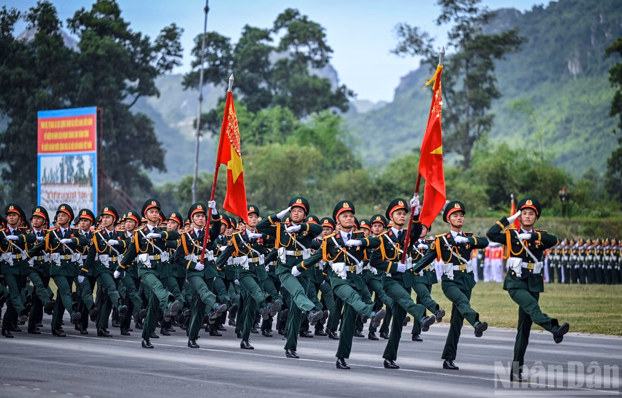 Bloque de oficiales del Ejército Popular de Vietnam ensaya su formación.