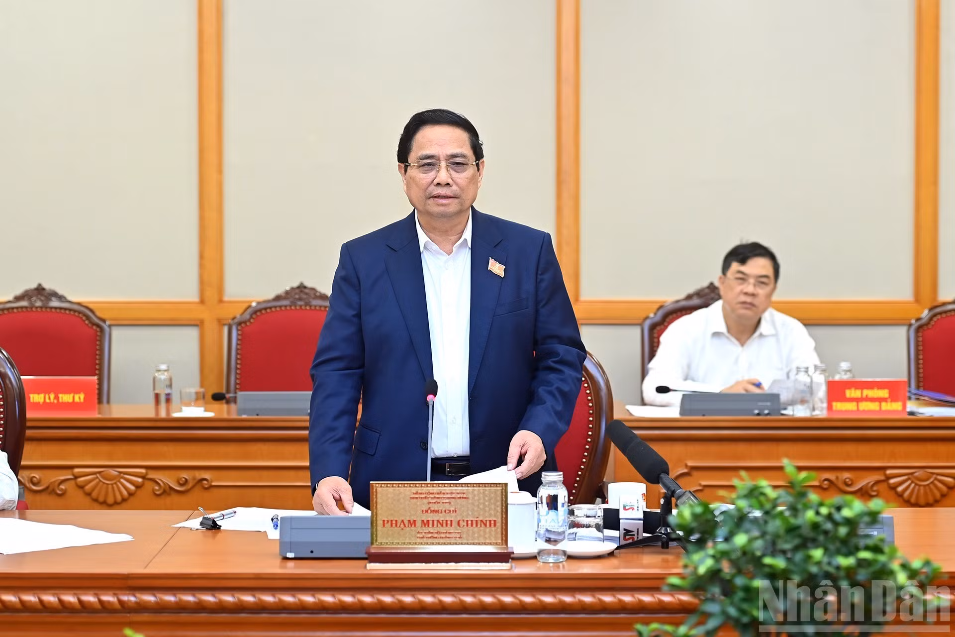 El primer ministro Pham Minh Chinh interviene en la reunión con la Junta Ejecutiva del Comité del PCV en Thanh Hoa.