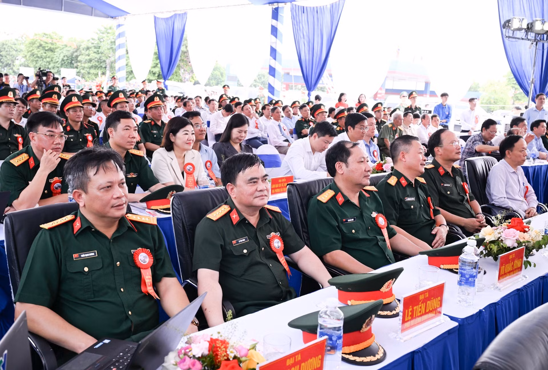 Los delegados en la inauguración del puente Phong Chau.