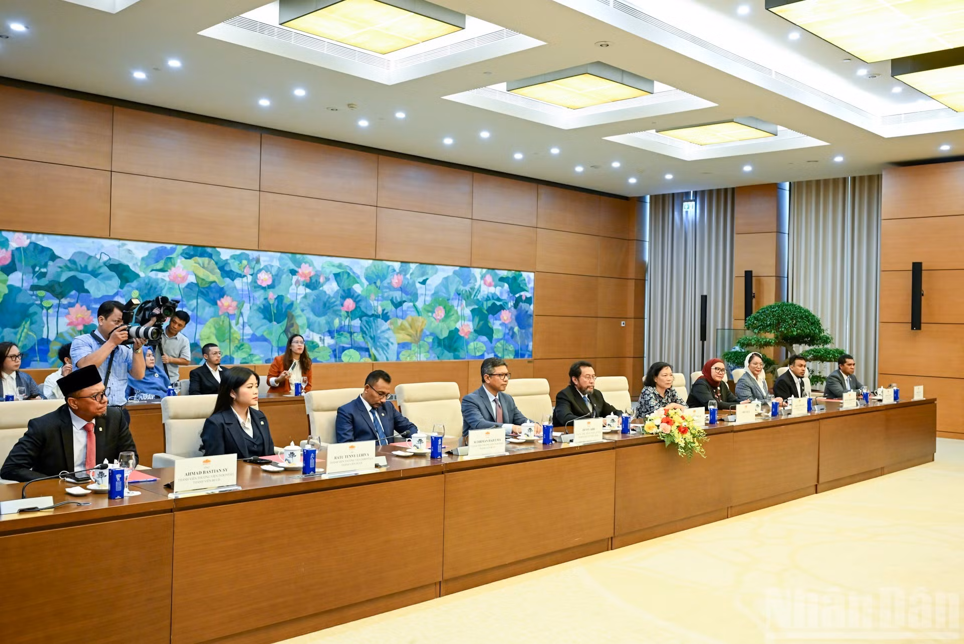 El vicepresidente del Consejo de Representantes Regionales (Cámara Alta) de Indonesia, Yorrys Raweyaia, y delegados indonesios en el encuentro.