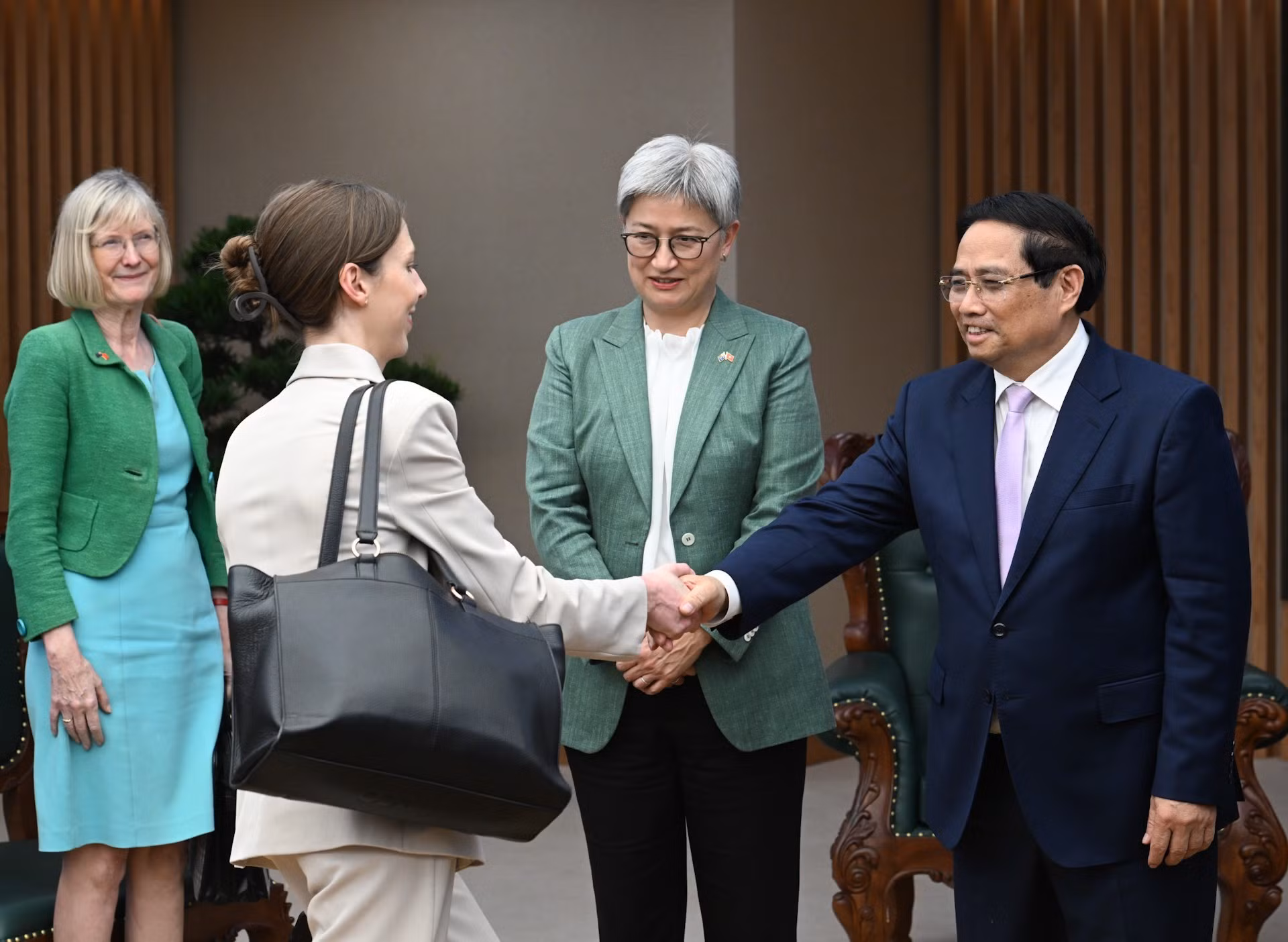 El primer ministro Pham Minh Chinh recibe a los miembros que acompañan a la canciller australiana, Penny Wong.