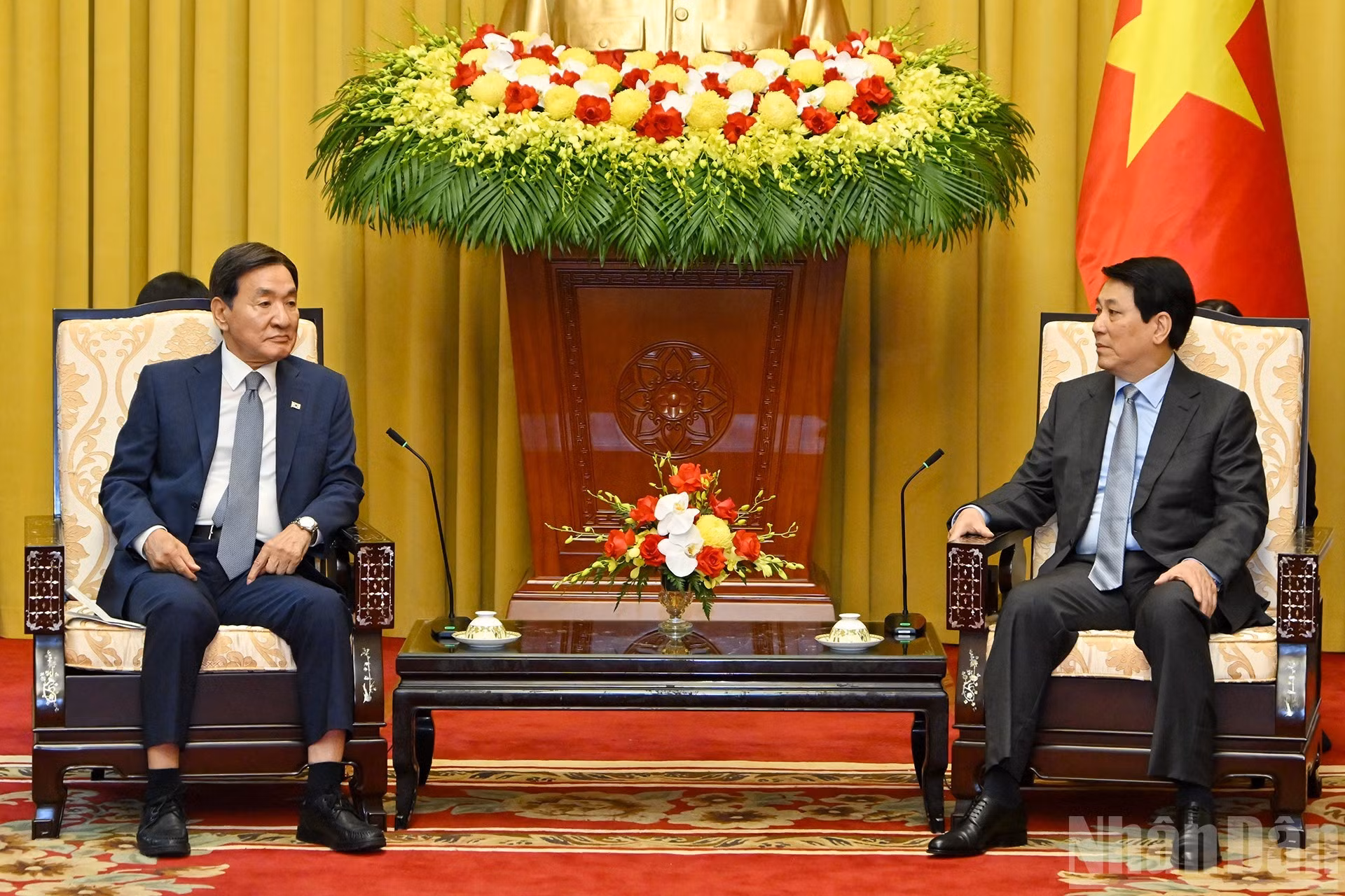 El presidente Luong Cuong recibe al enviado especial del presidente de Corea del Sur, Park Chang Dal.