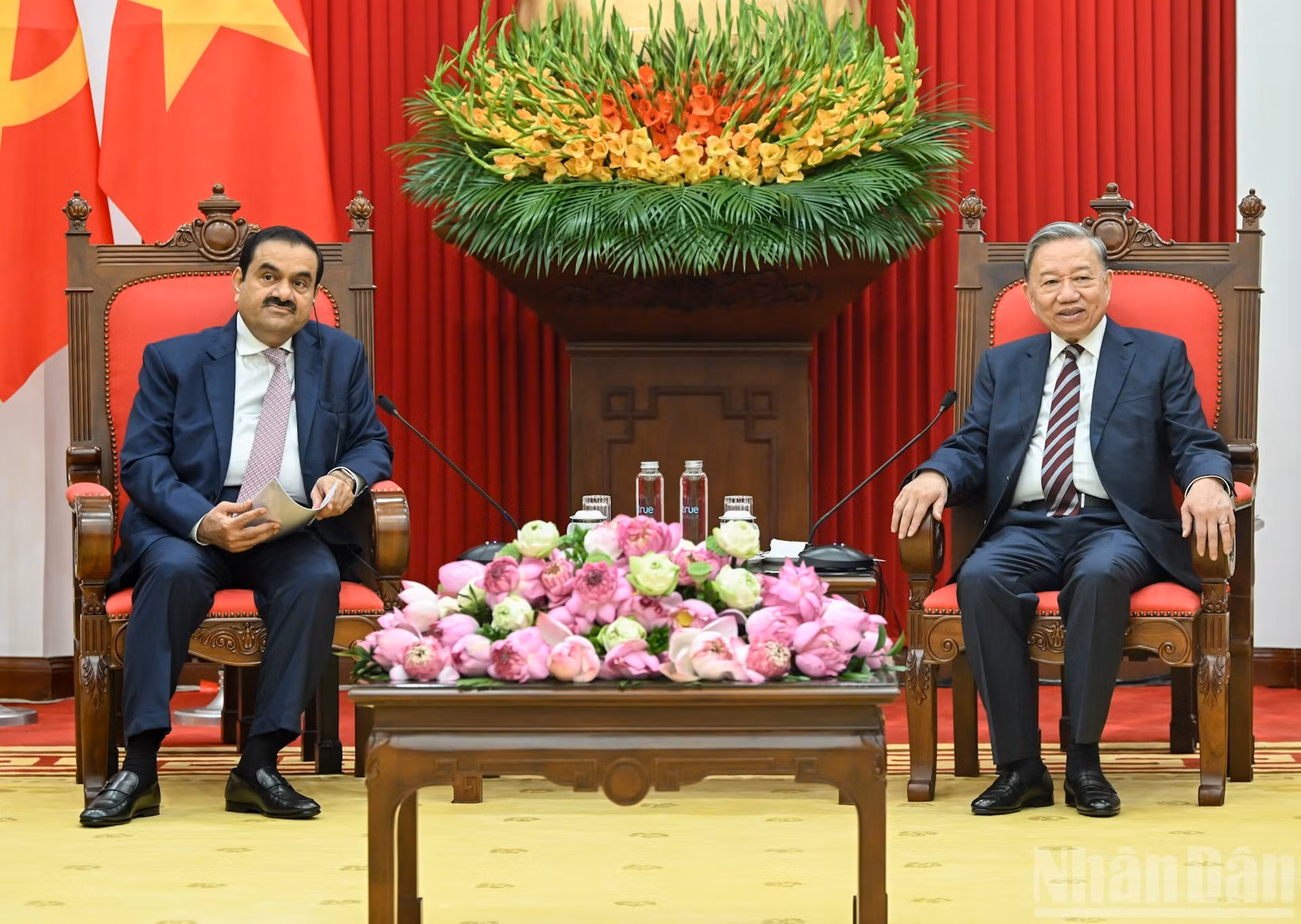 To Lam y Gautam Adani en la reunión. (Foto: VNA)