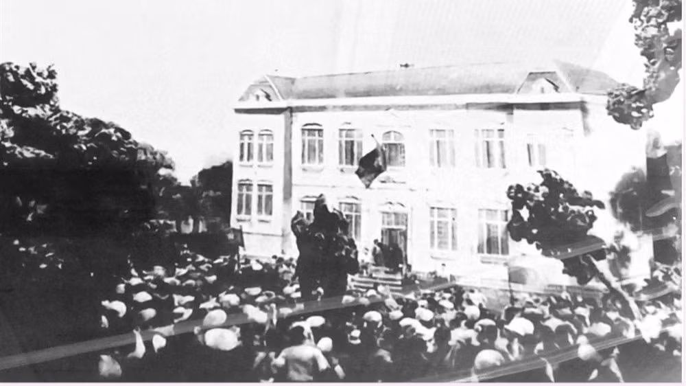 Las masas populares participaron en el levantamiento para tomar el poder en la ciudad de Vinh en agosto de 1945. (Foto: baonghean.vn)