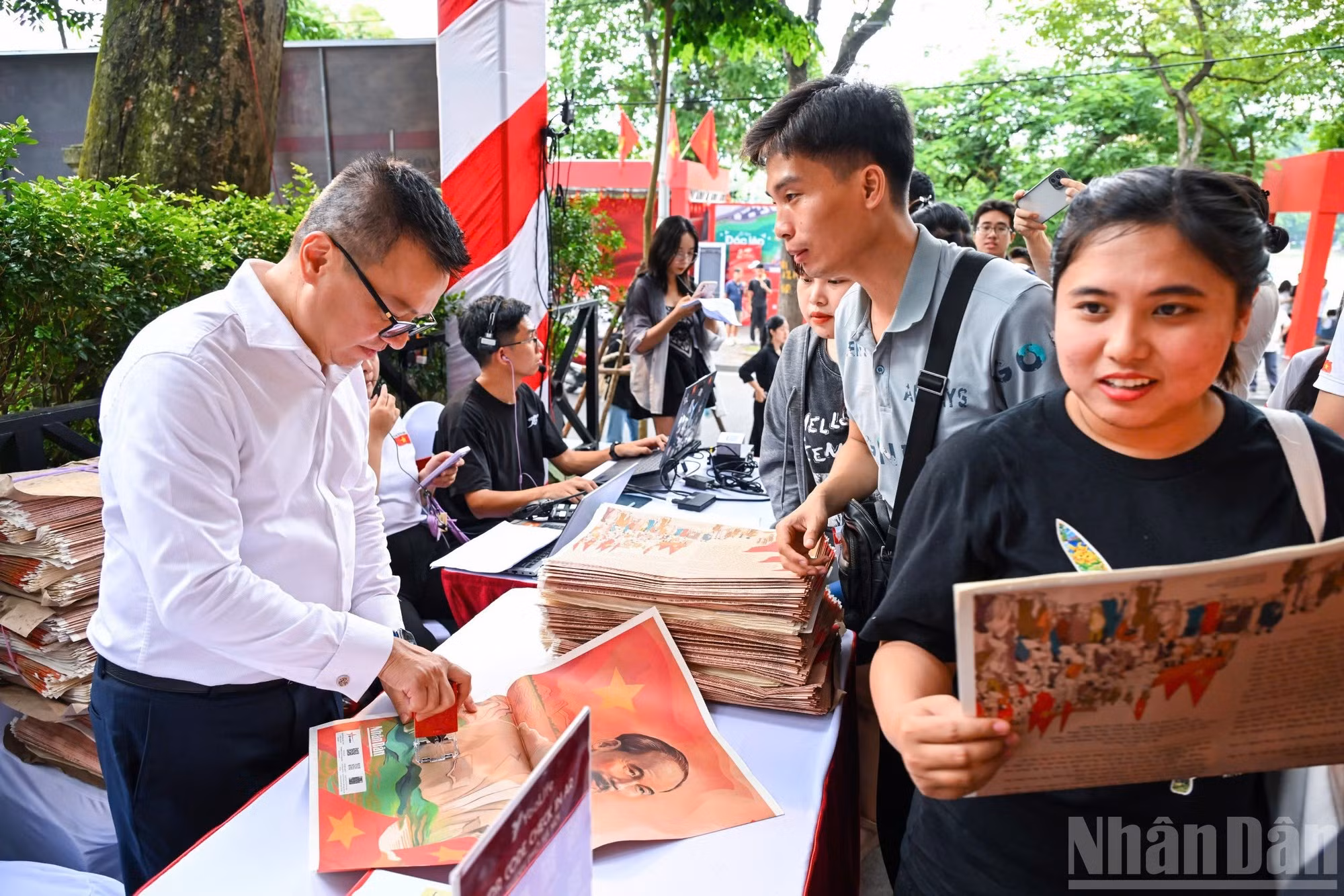 Le Quoc Minh entrega ejemplares del suplemento especial a los asistentes.