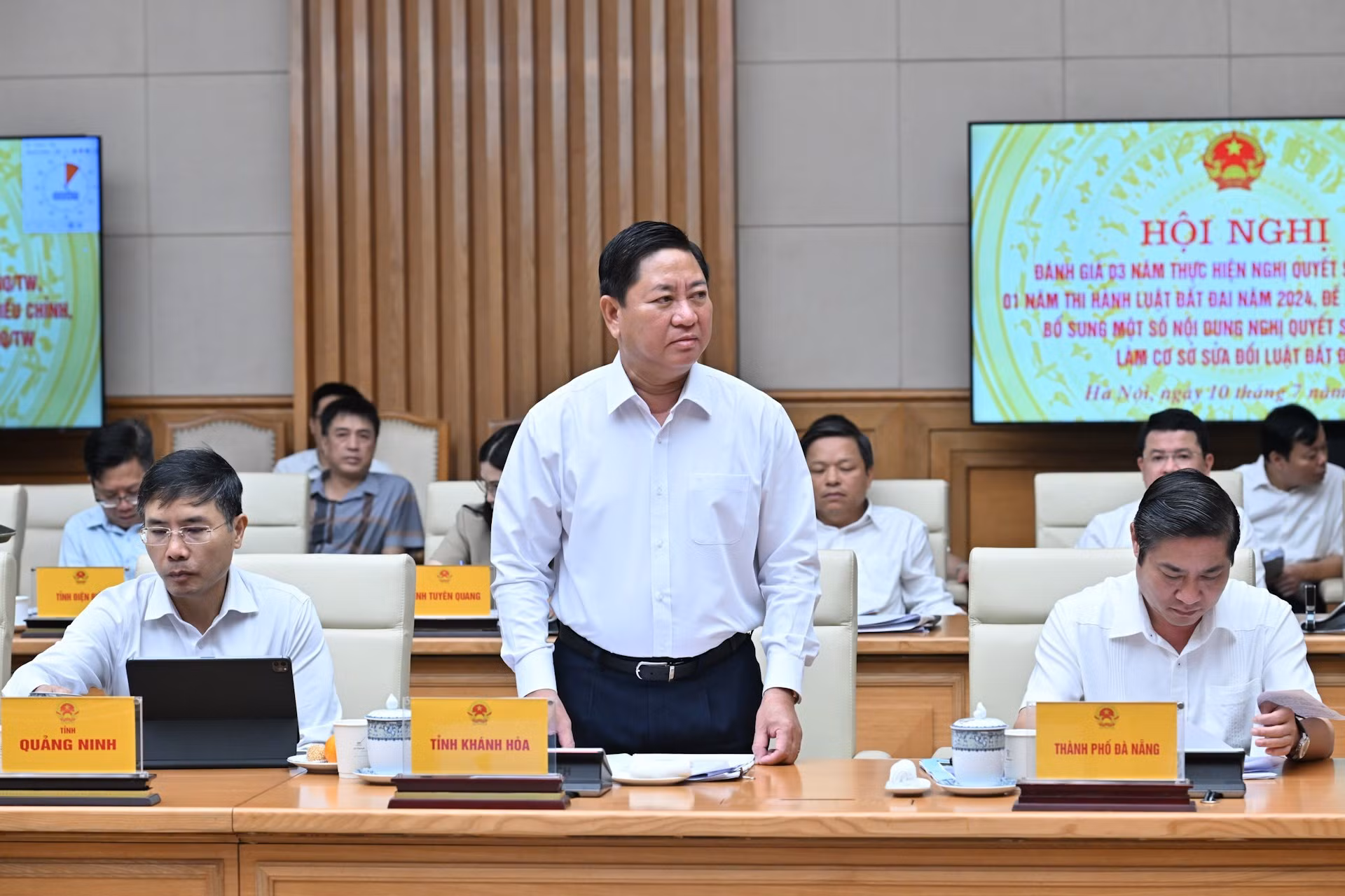 El presidente del Comité Popular de la provincia de Khanh Hoa, Tran Quoc Nam, interviene en la cita.