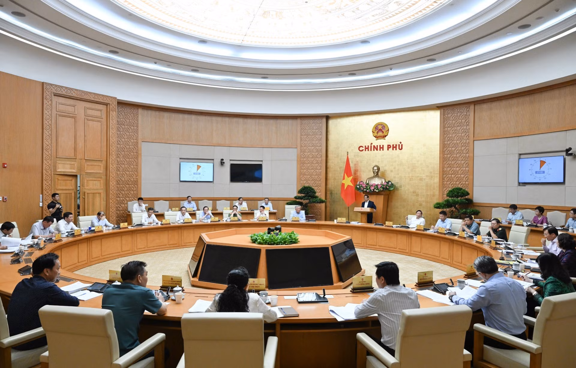 El primer ministro Pham Minh Chinh preside la reunión.