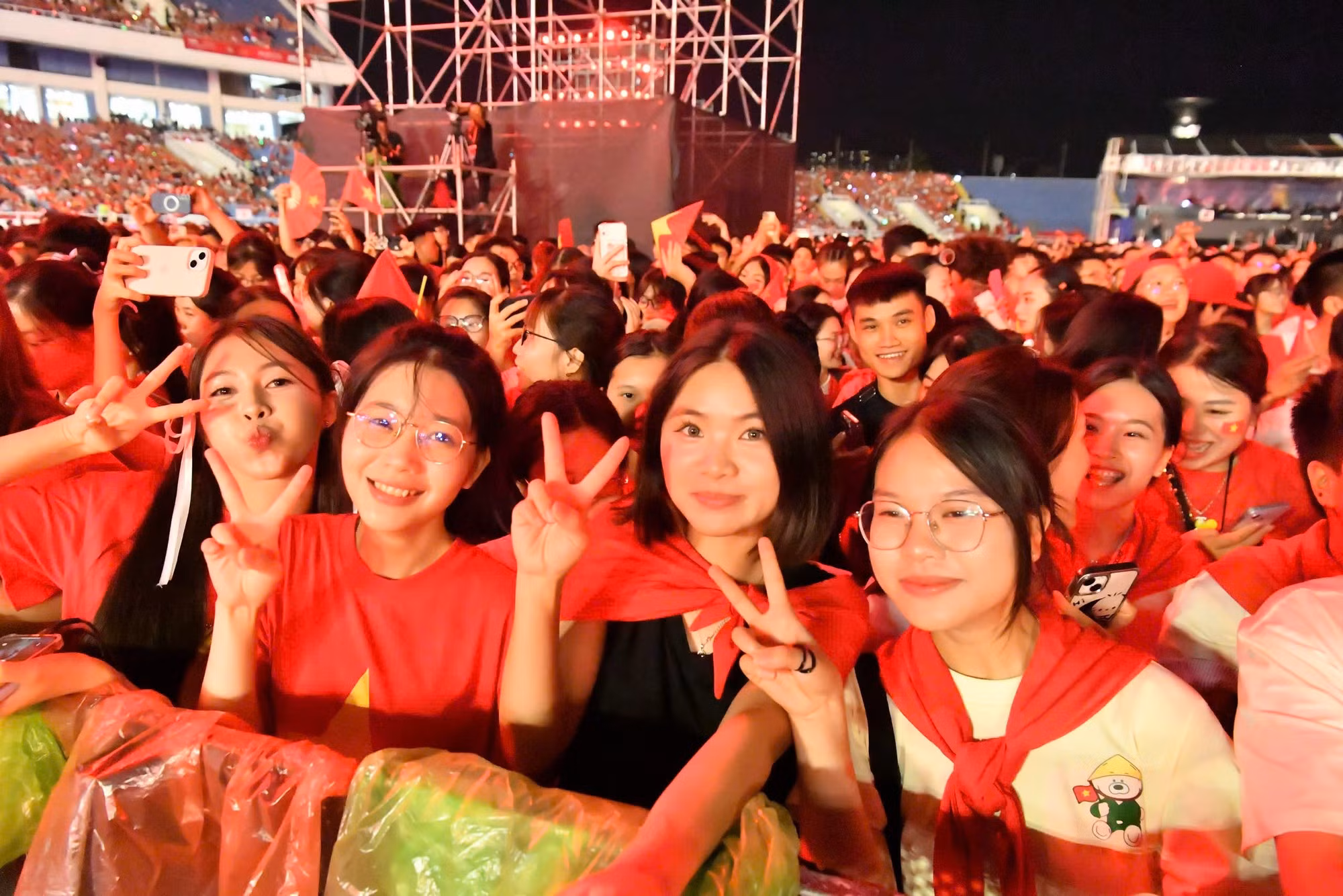 Numerosos jóvenes portan la bandera roja con la estrella amarilla.