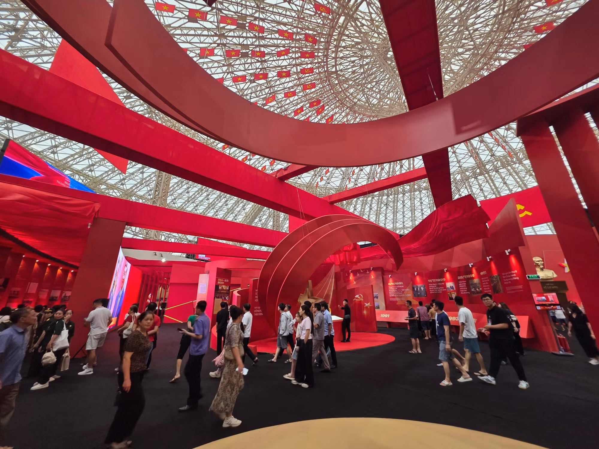 El espacio de libros interactivos en la exposición “95 años de la Bandera del Partido Comunista de Vietnam iluminando el camino”. 