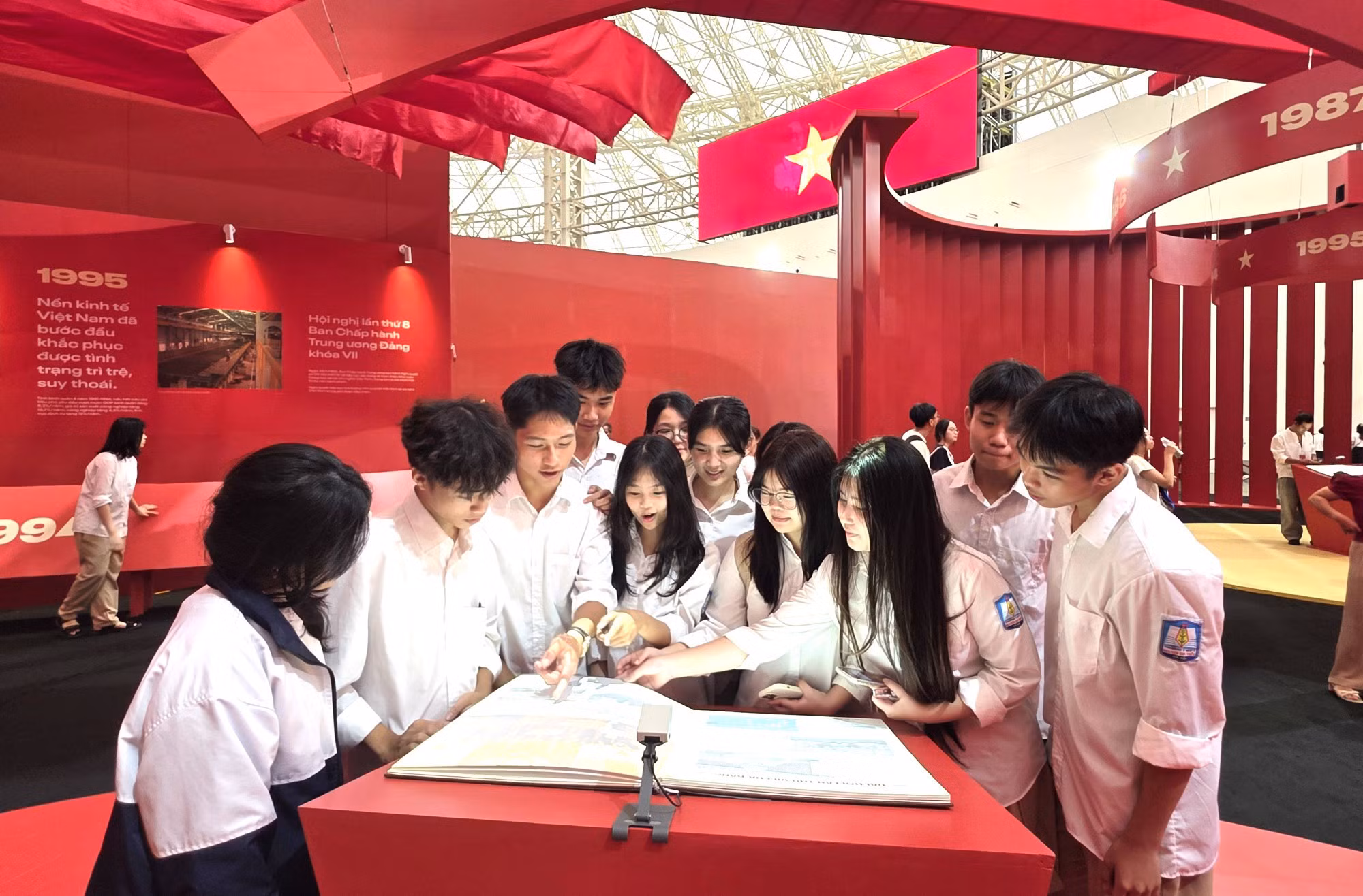 La colección recrea los 95 años de historia del Partido con hitos, tareas clave y decisiones trascendentales que marcaron el rumbo del Vietnam moderno, y despierta gran interés entre los estudiantes de la escuela preuniversitaria Nguyen Gia Thieu.