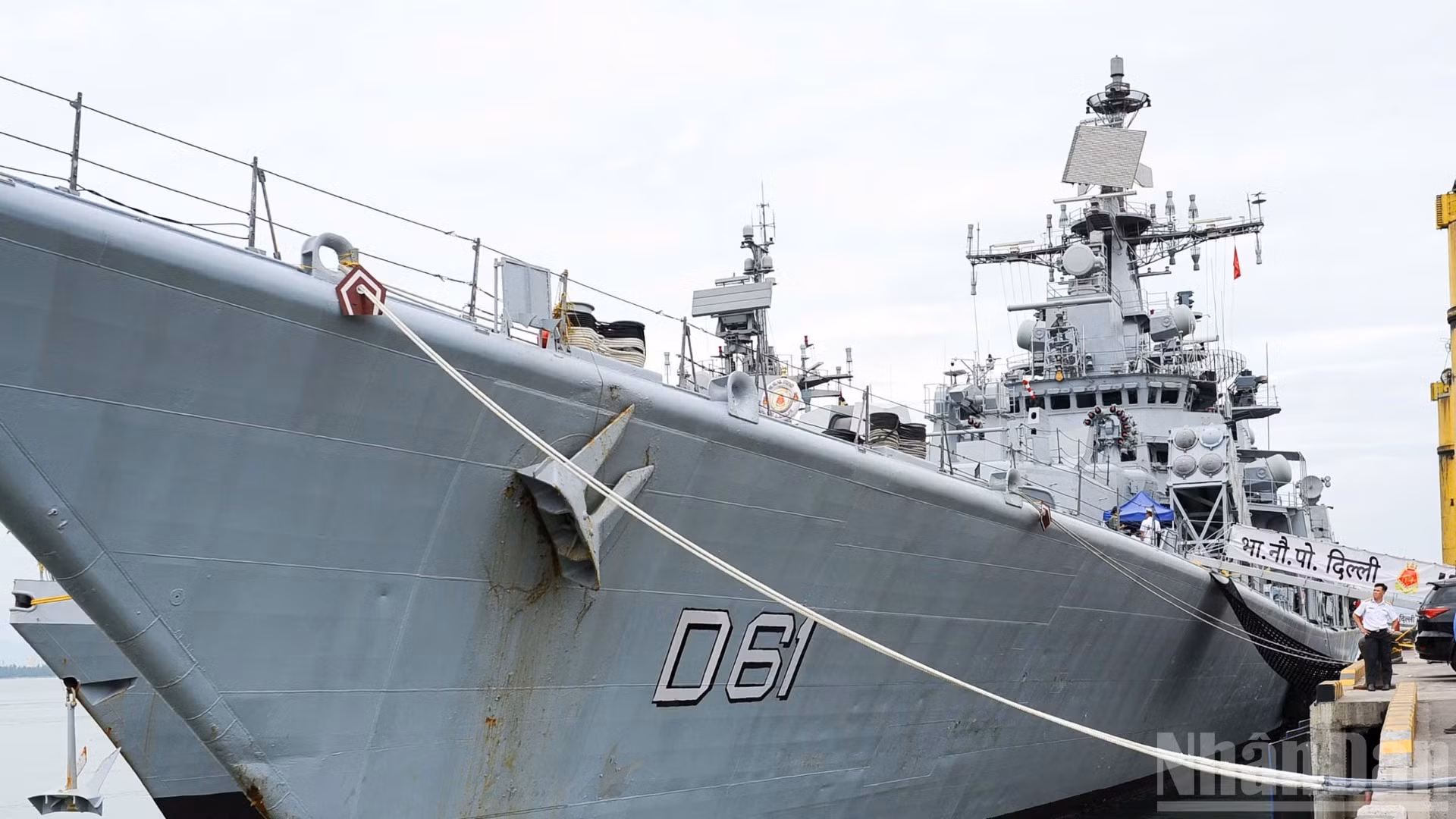 El destructor INS Delhi y la corbeta INS Kiltan atracan en el puerto de Tien Sa.