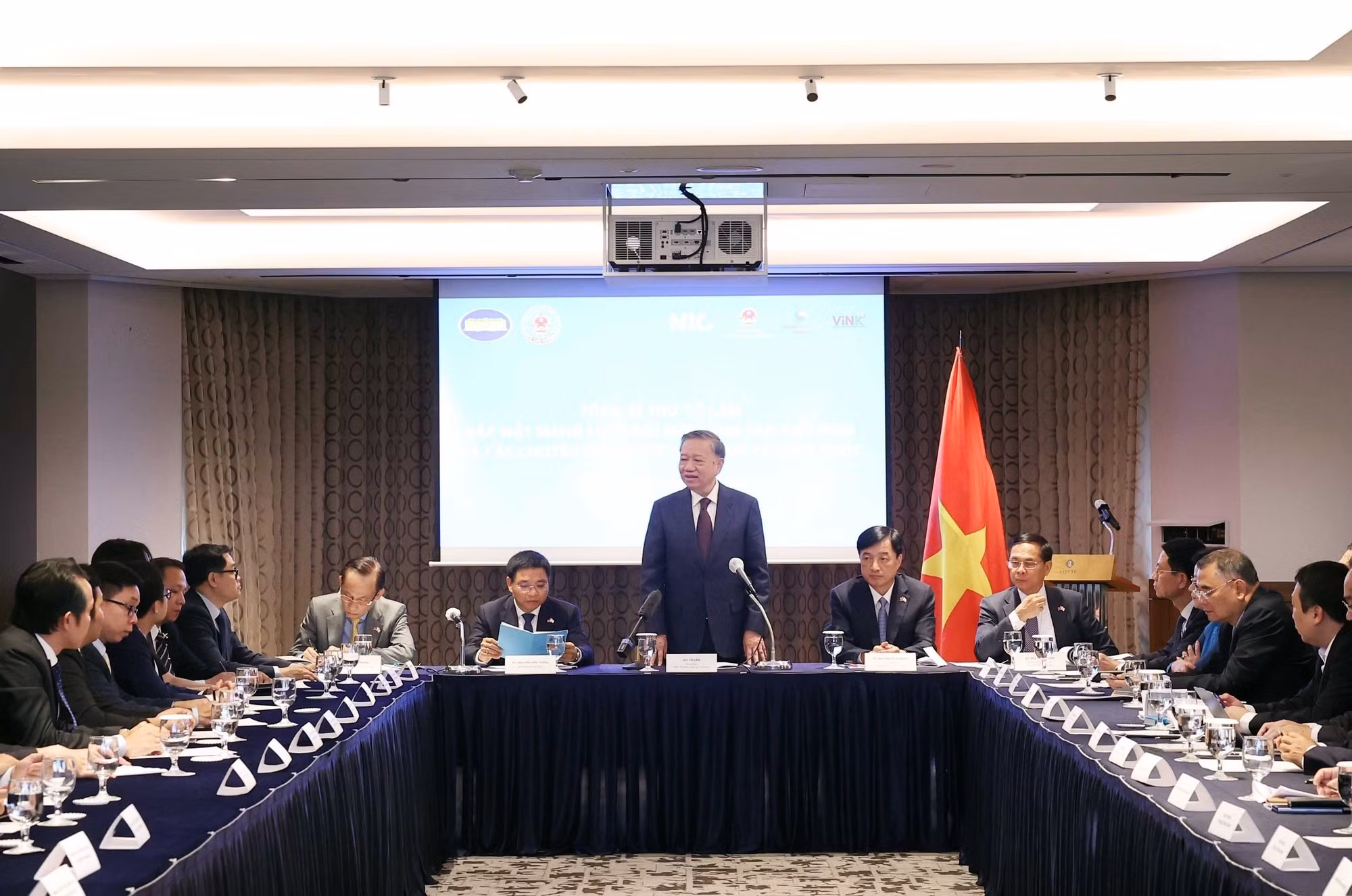 El líder partidista vietnamita se reúne con miembros de la Red de Innovación y Creatividad de Vietnam y expertos vietnamitas en Corea del Sur. (Foto: VNA)