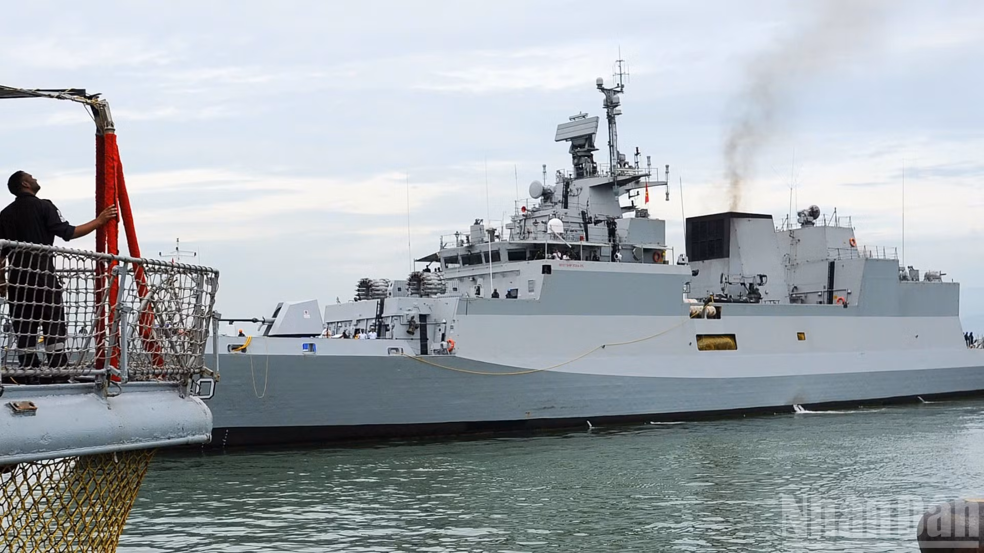 La flotilla está compuesta por el destructor INS Delhi, la corbeta antisubmarina INS Kiltan y el buque cisterna INS Shakti.