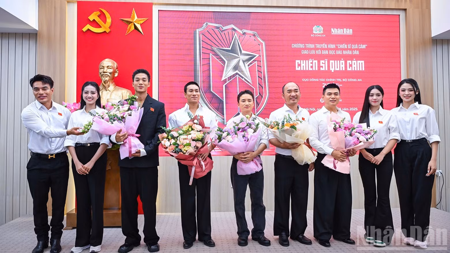 Las tres finalistas de Miss Vietnam 2024, en representación de los lectores de Nhan Dan, entregan flores a los artistas del programa.