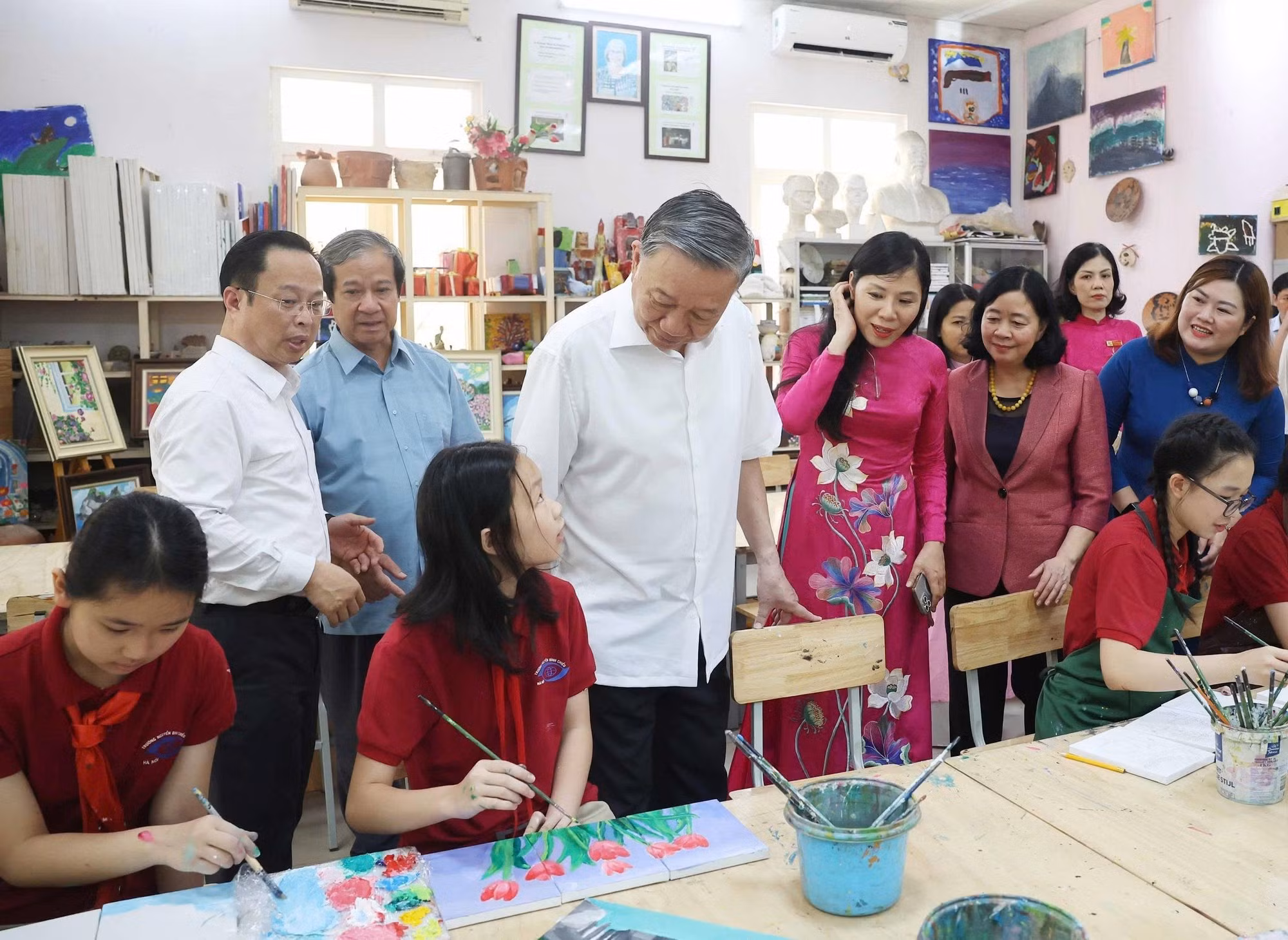 El líder del Partido visita la Casa del Arte para alumnos con discapacidad visual de la escuela Nguyen Dinh Chieu. (Foto: Thong Nhat/VNA)