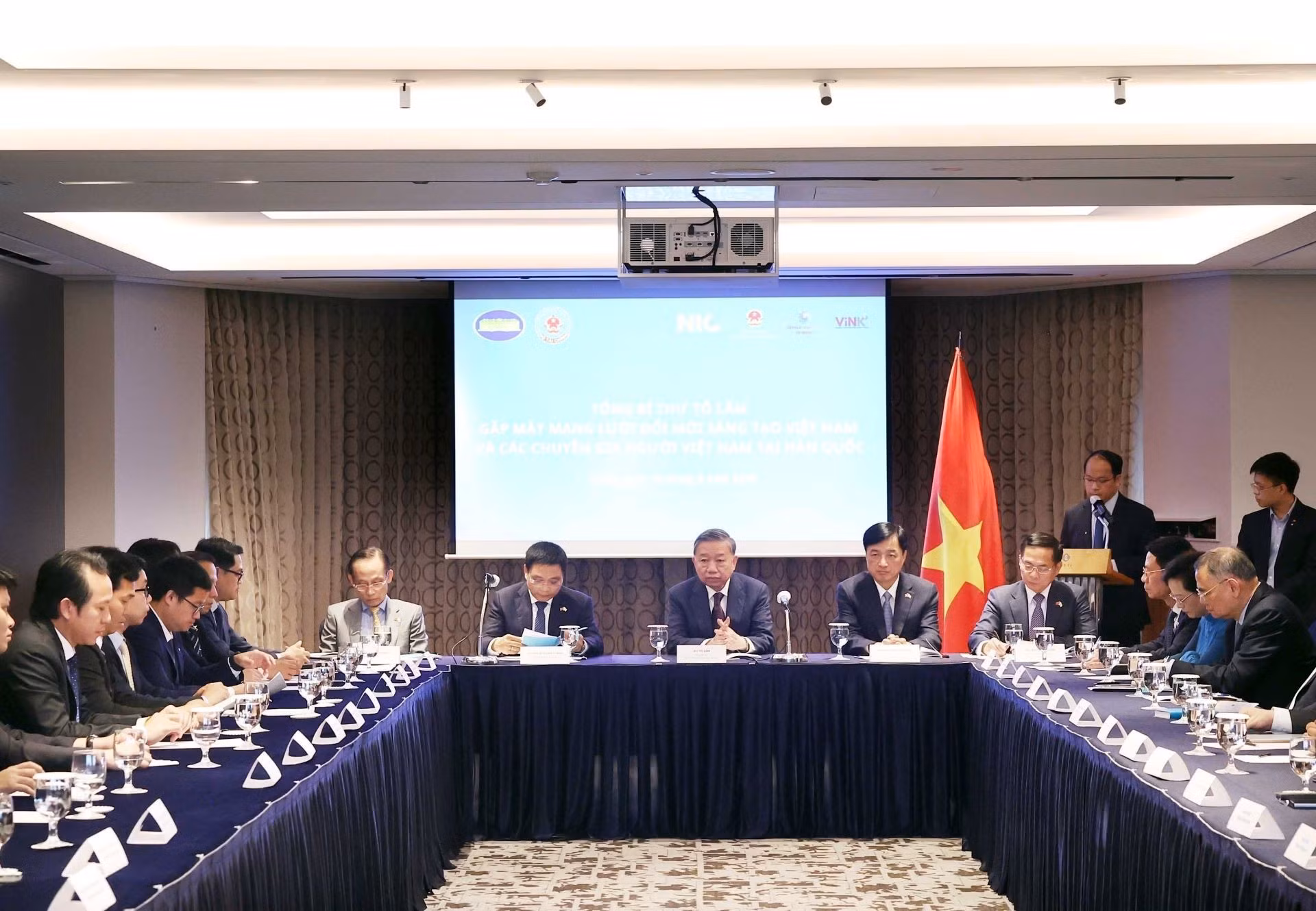 [Foto] Líder partidista vietnamita se reúne con miembros de la Red de Innovación y Creatividad de Vietnam en Corea del Sur