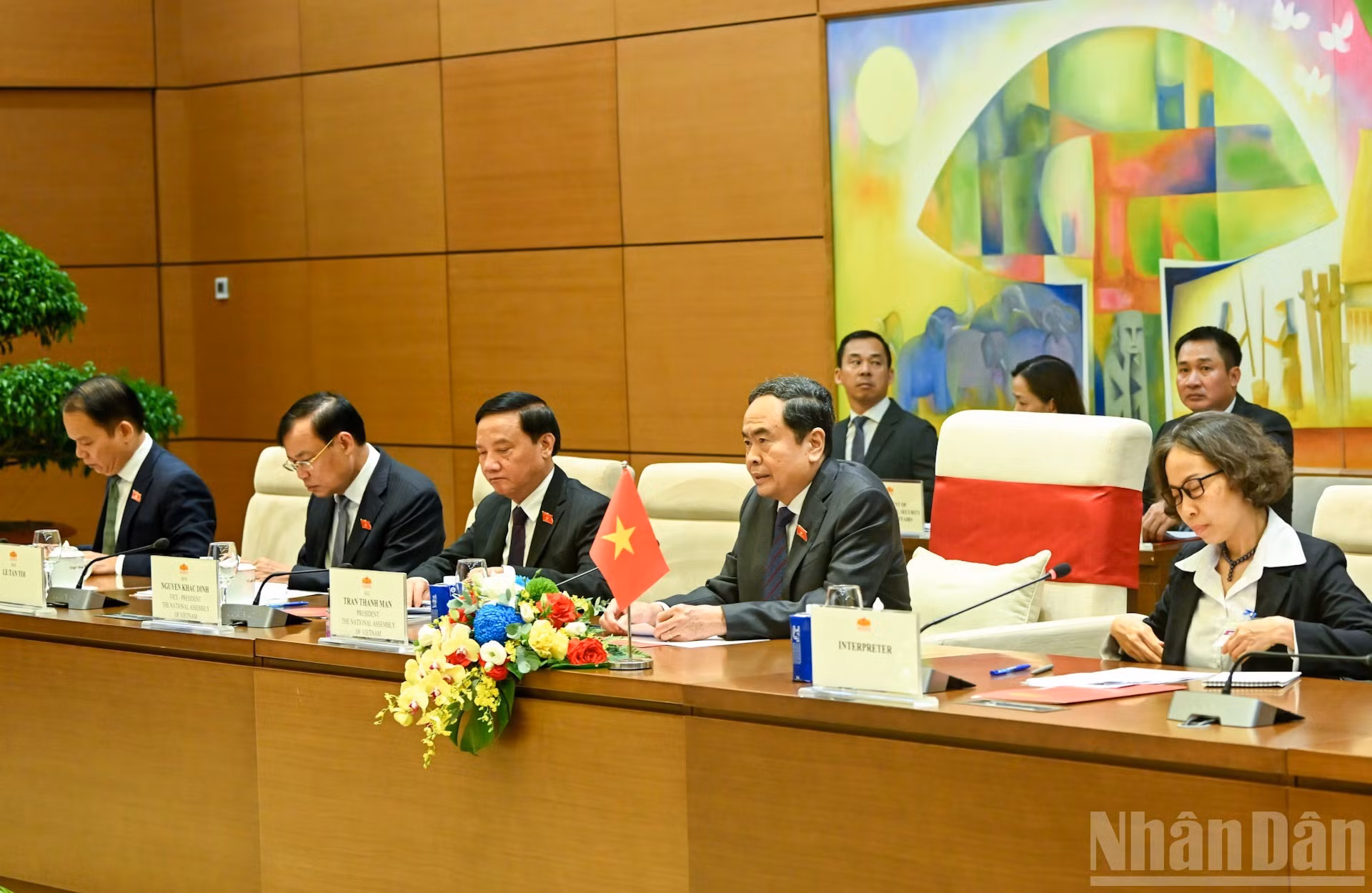 Tran Thanh Man junto con delegados de la ANV en la reunión.