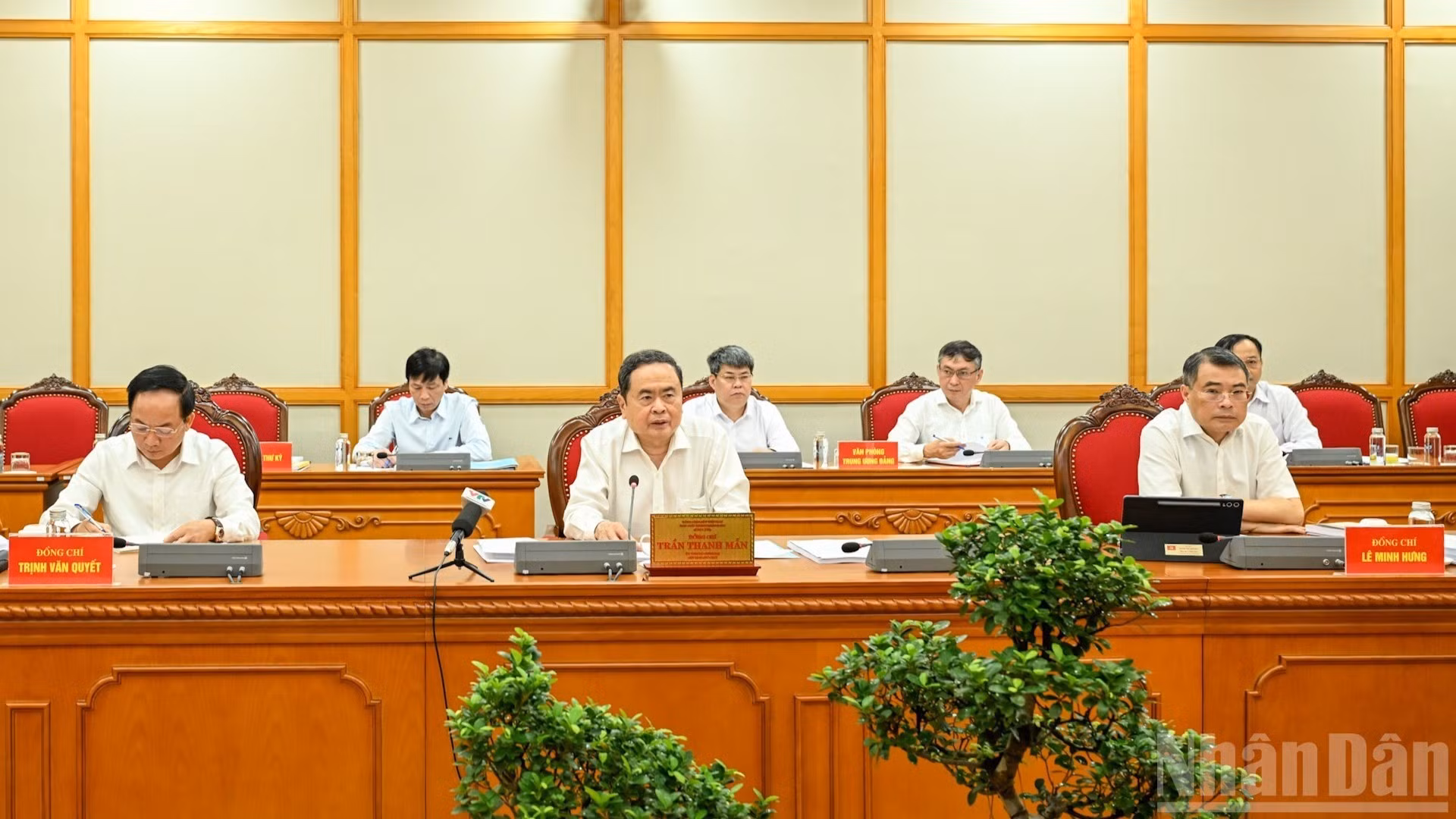 [Foto] Buró Político trabaja con Junta Permanente de Comités del Partido en Khanh Hoa y Nghe An