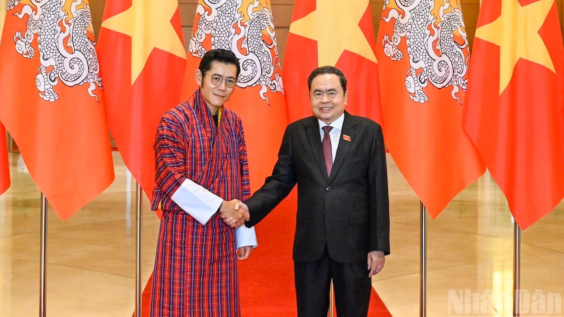 [Foto] Líder legislativo vietnamita se reúne con rey de Bután