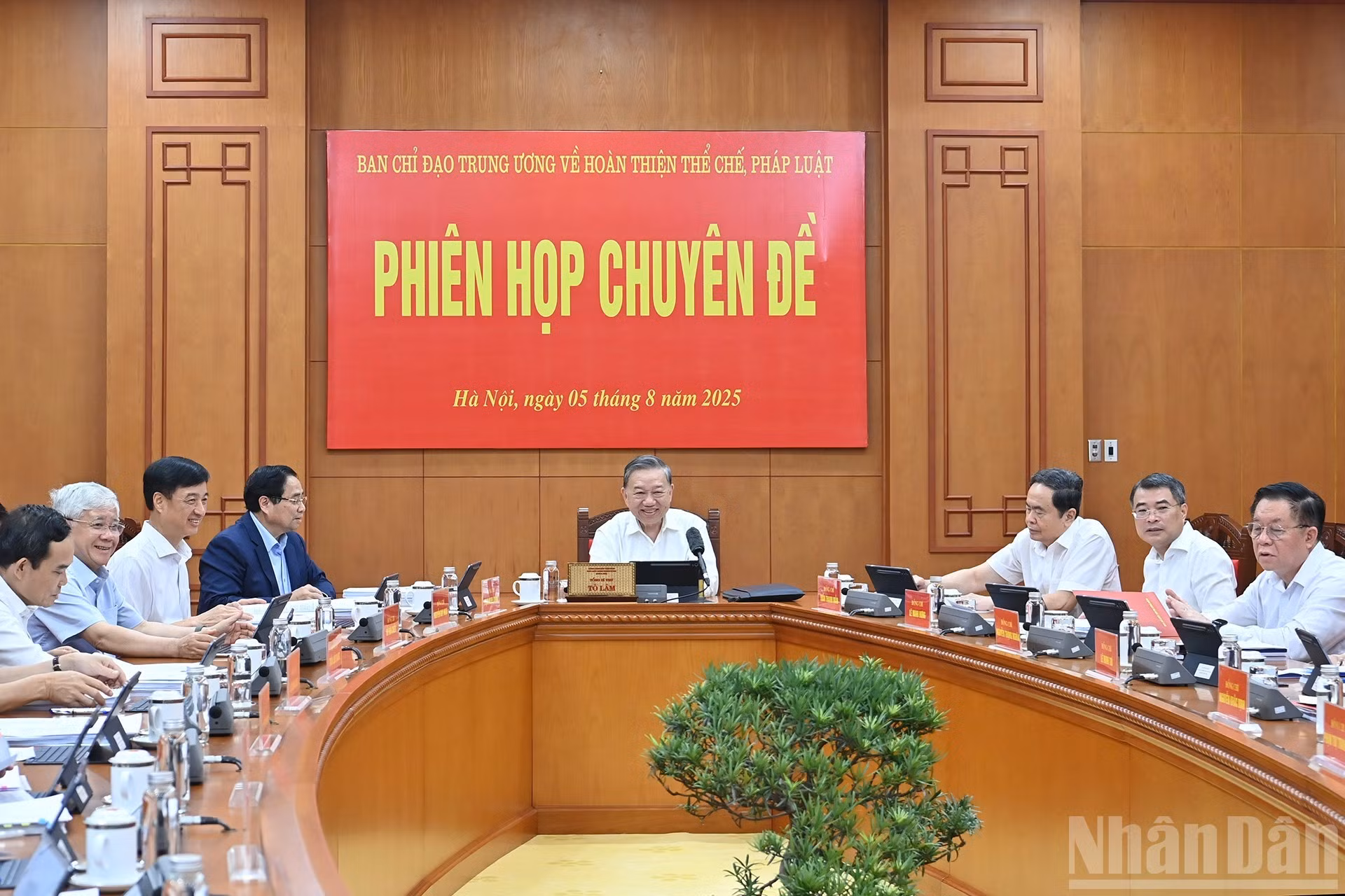 [Foto] Líder partidista vietnamita preside reunión del Comité Directivo Central sobre perfeccionamiento de instituciones y leyes